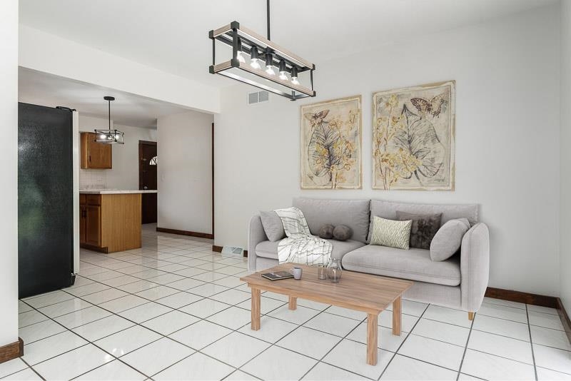 Rockford, Illinois 61108, United States, 3 Bedrooms Bedrooms, ,2 BathroomsBathrooms,Residential,Pending,44326