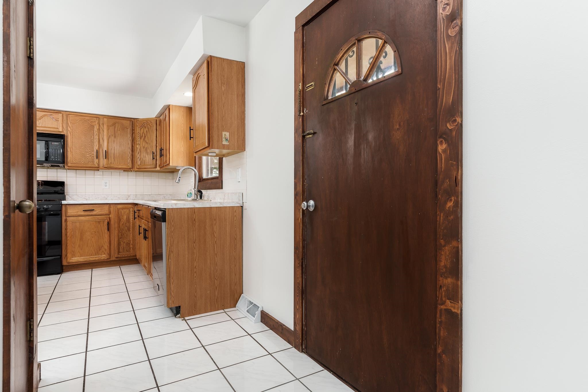 Rockford, Illinois 61108, United States, 3 Bedrooms Bedrooms, ,2 BathroomsBathrooms,Residential,Pending,44326