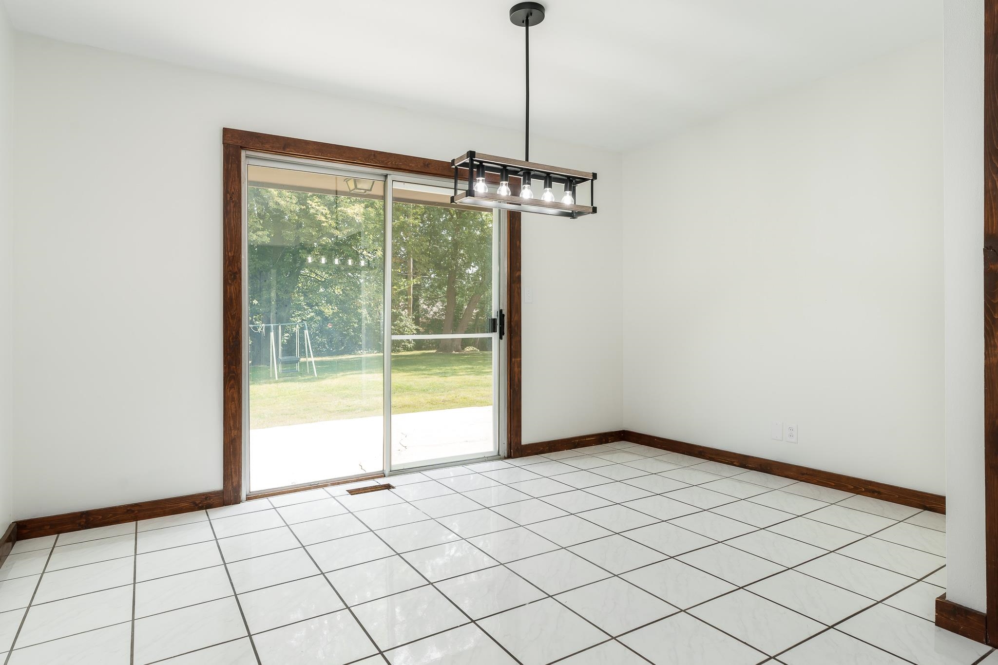 Rockford, Illinois 61108, United States, 3 Bedrooms Bedrooms, ,2 BathroomsBathrooms,Residential,Pending,44326