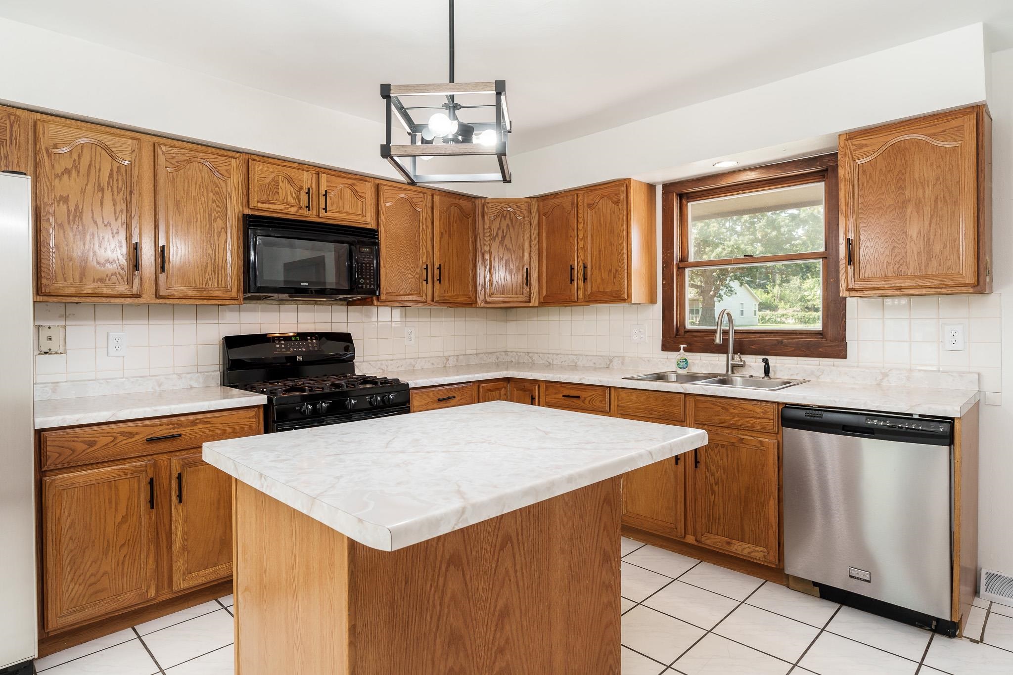 Rockford, Illinois 61108, United States, 3 Bedrooms Bedrooms, ,2 BathroomsBathrooms,Residential,Pending,44326