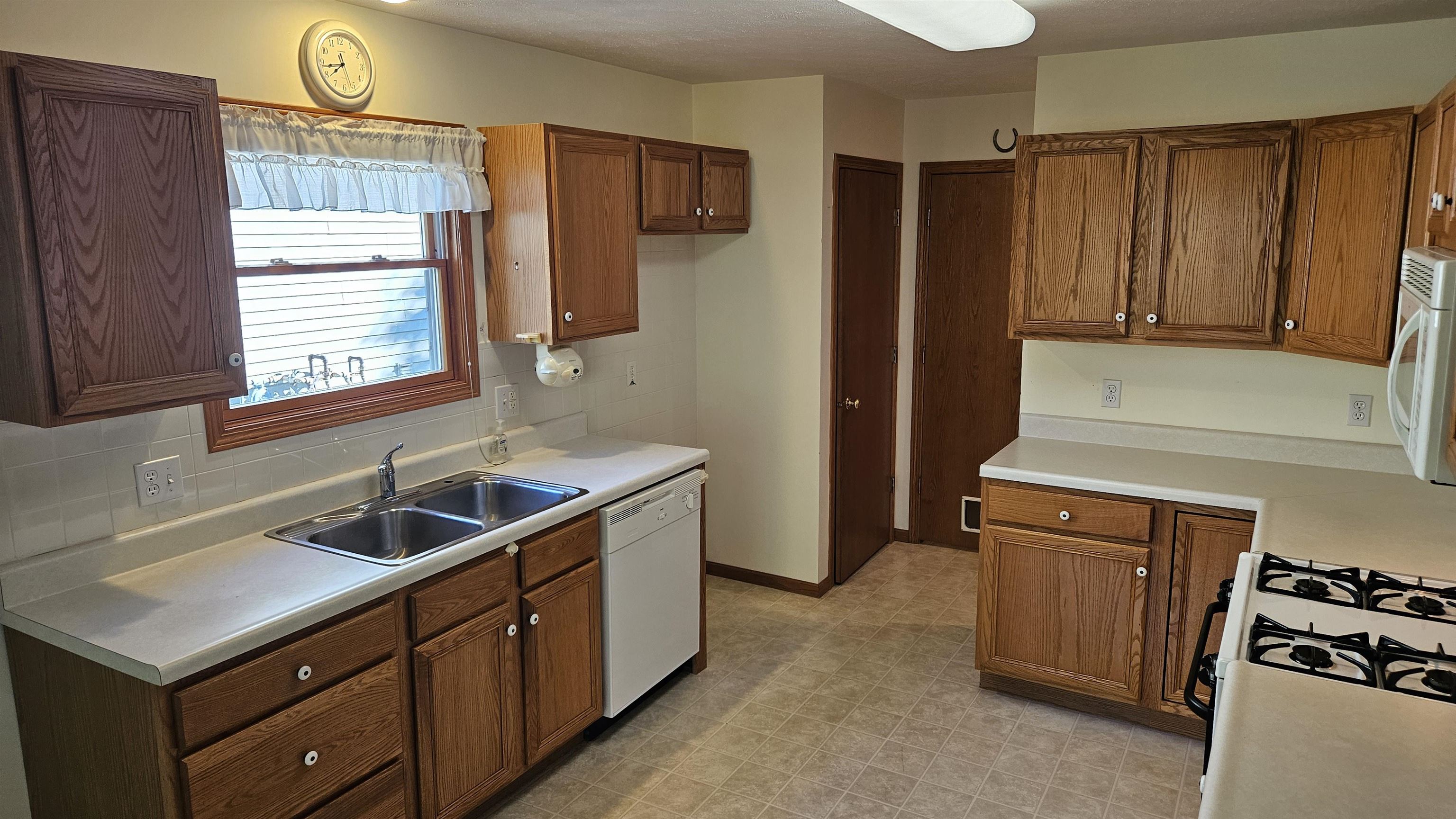 Loves Park, Illinois 61111, United States, 2 Bedrooms Bedrooms, ,2 BathroomsBathrooms,Residential,Pending,42434