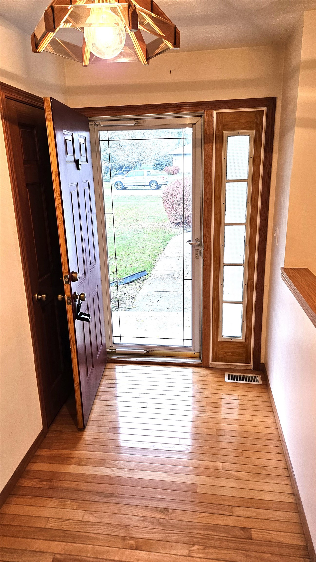 Cherry Valley, Illinois 61016, United States, 3 Bedrooms Bedrooms, ,2 BathroomsBathrooms,Residential,Pending,31901