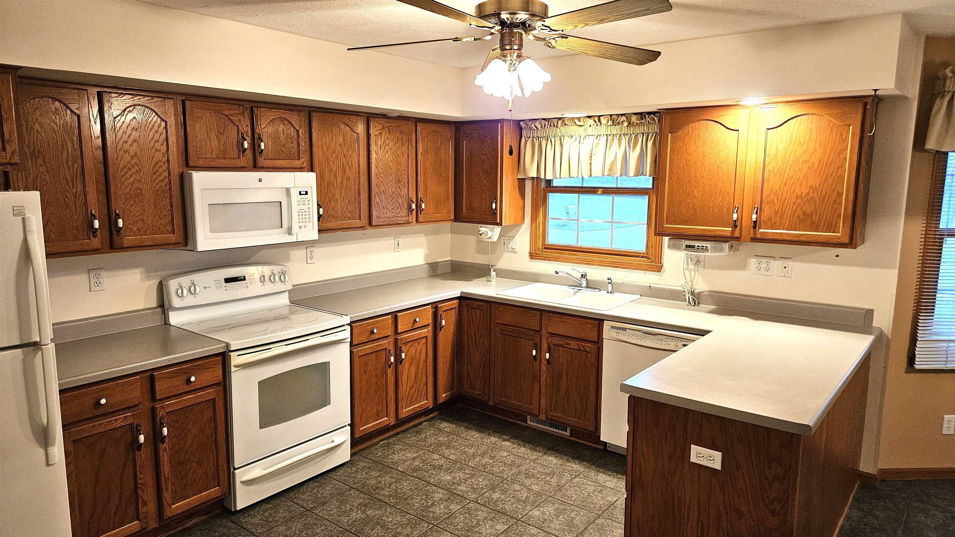 Cherry Valley, Illinois 61016, United States, 3 Bedrooms Bedrooms, ,2 BathroomsBathrooms,Residential,Pending,31901