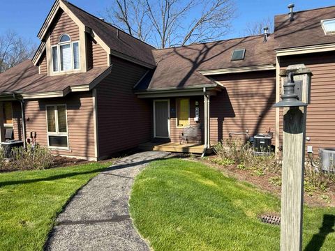 Townhouse For Sale - 102 Walnut Hill Drive<br/> GALENA, IL 61036