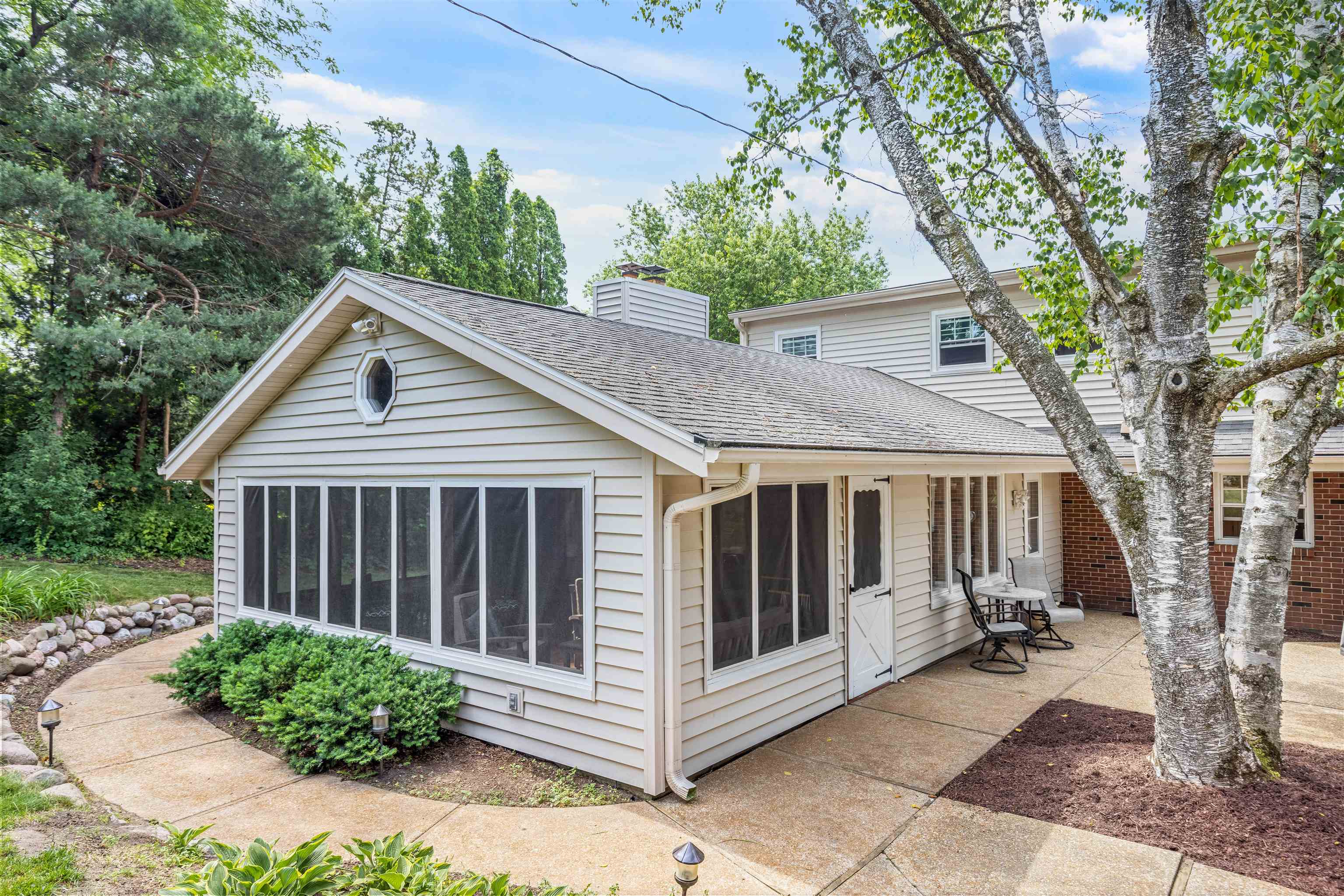 Rockford, Illinois 61114, United States, 4 Bedrooms Bedrooms, ,3 BathroomsBathrooms,Residential,Pending,60982