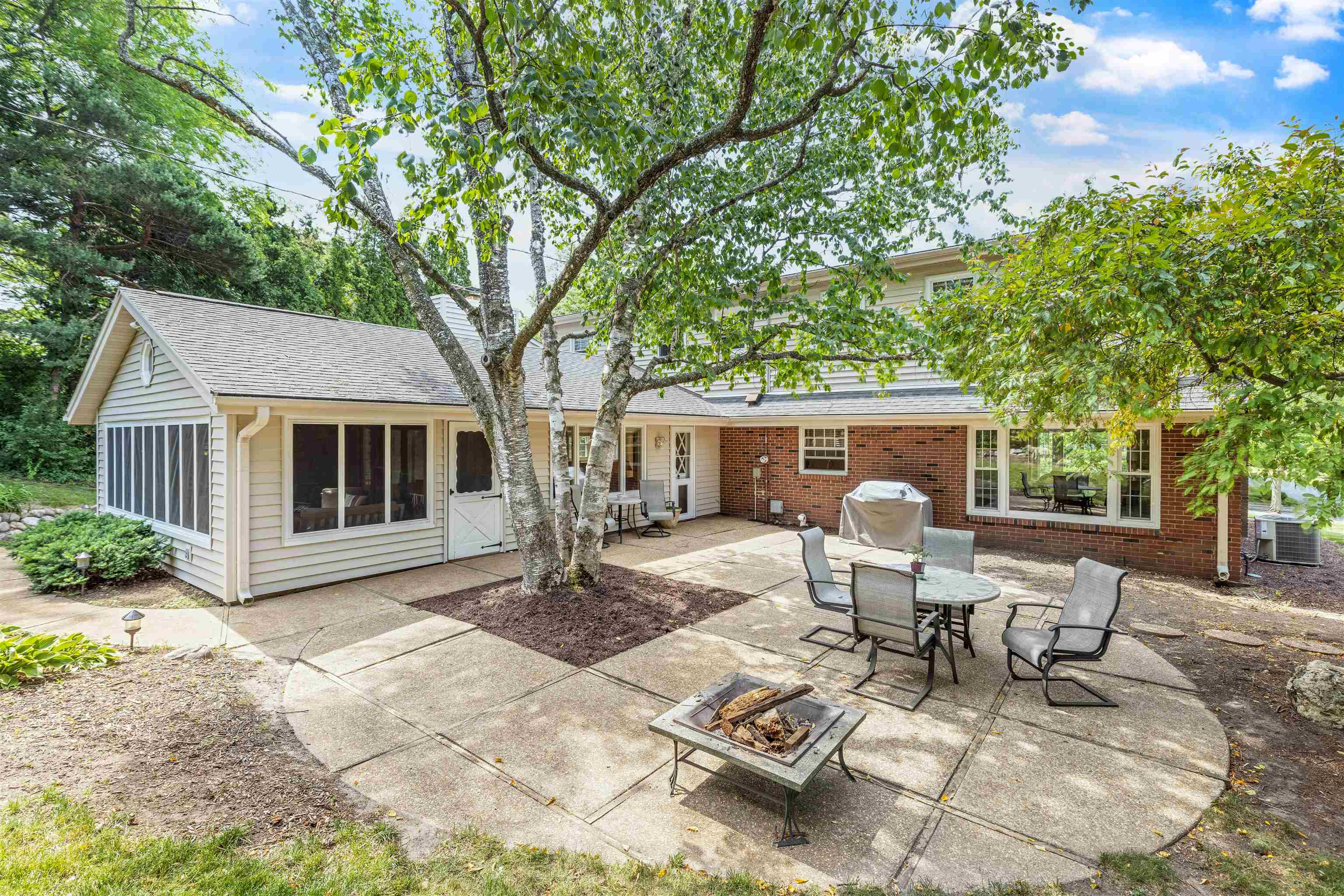 Rockford, Illinois 61114, United States, 4 Bedrooms Bedrooms, ,3 BathroomsBathrooms,Residential,Pending,60982