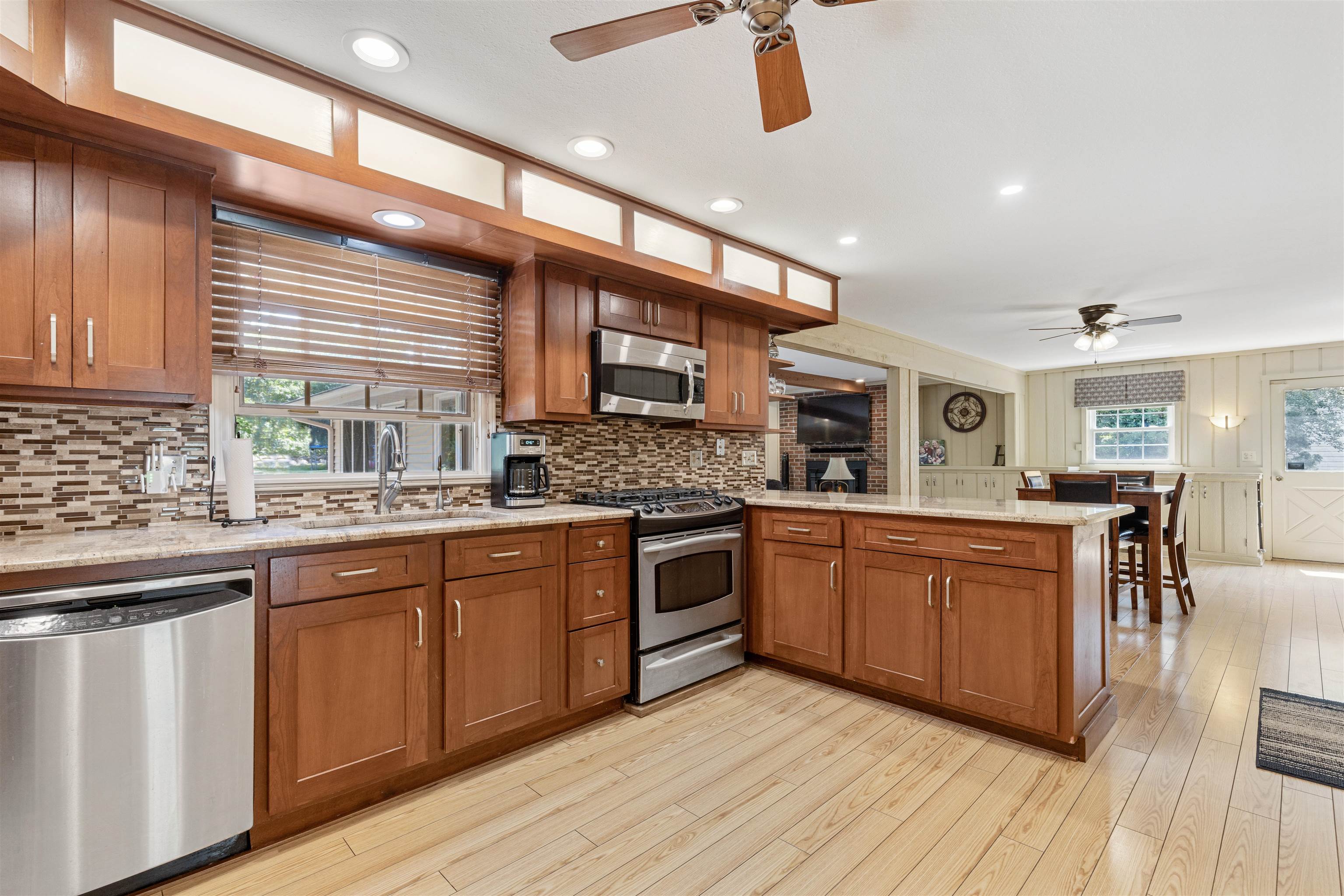 Rockford, Illinois 61114, United States, 4 Bedrooms Bedrooms, ,3 BathroomsBathrooms,Residential,Pending,60982