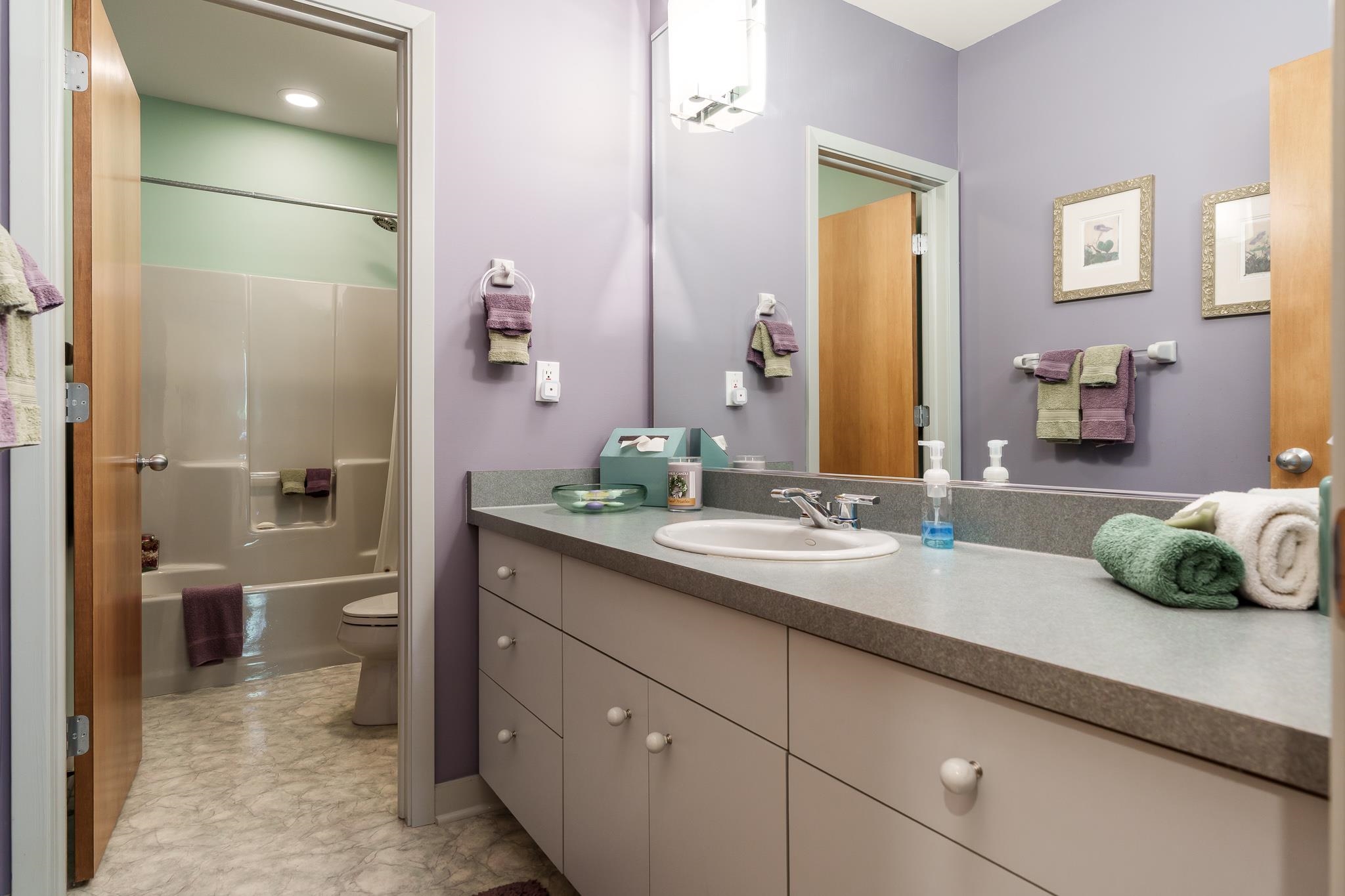 Rockford, Illinois 61108, United States, 3 Bedrooms Bedrooms, ,3 BathroomsBathrooms,Residential,Pending,208375