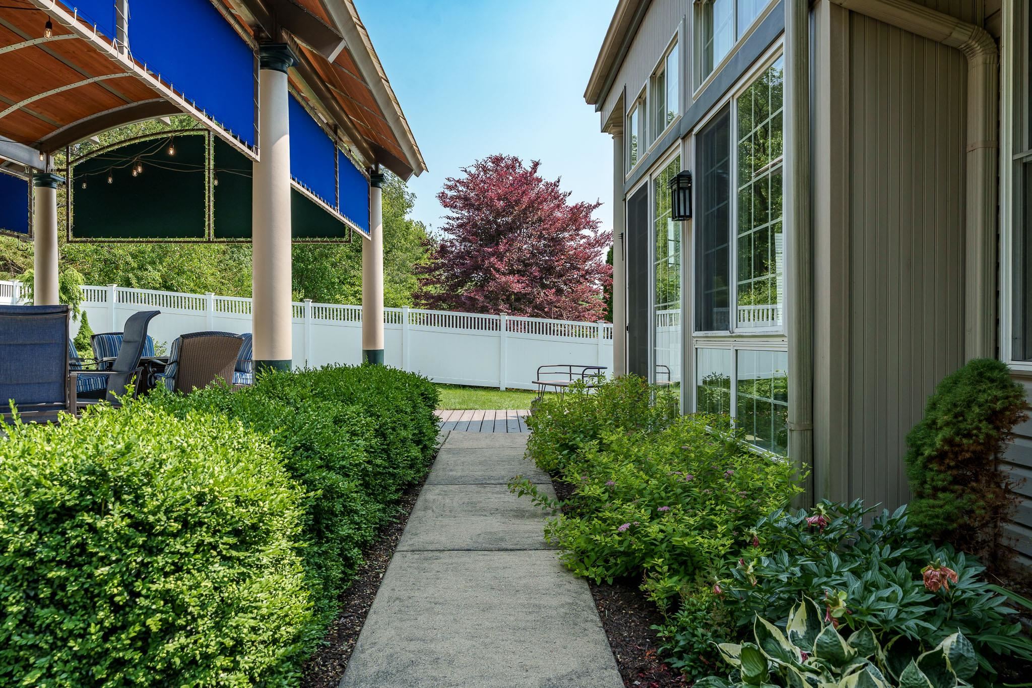 Rockford, Illinois 61108, United States, 3 Bedrooms Bedrooms, ,3 BathroomsBathrooms,Residential,Pending,208375