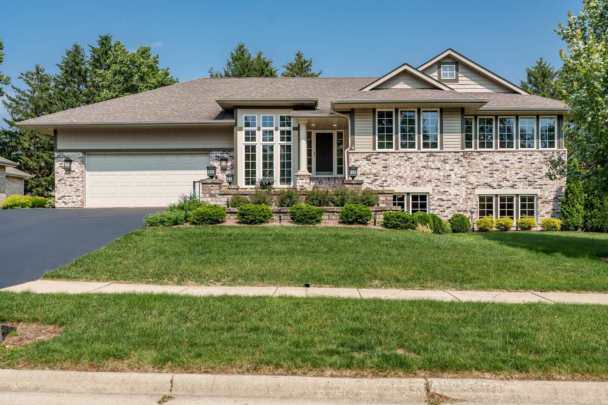 Rockford, Illinois 61108, United States, 3 Bedrooms Bedrooms, ,3 BathroomsBathrooms,Residential,Pending,208375