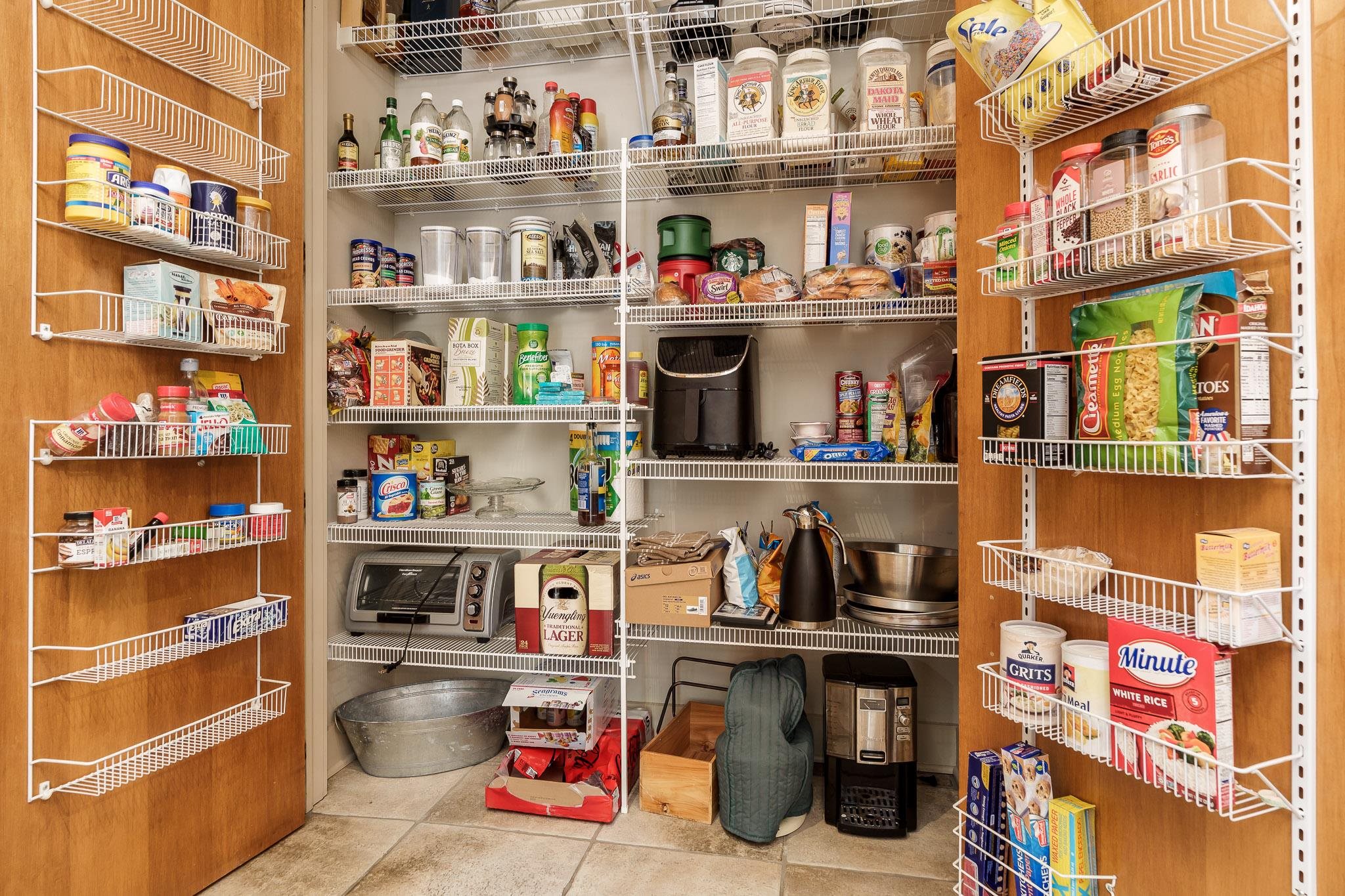 Rockford, Illinois 61108, United States, 3 Bedrooms Bedrooms, ,3 BathroomsBathrooms,Residential,Pending,208375