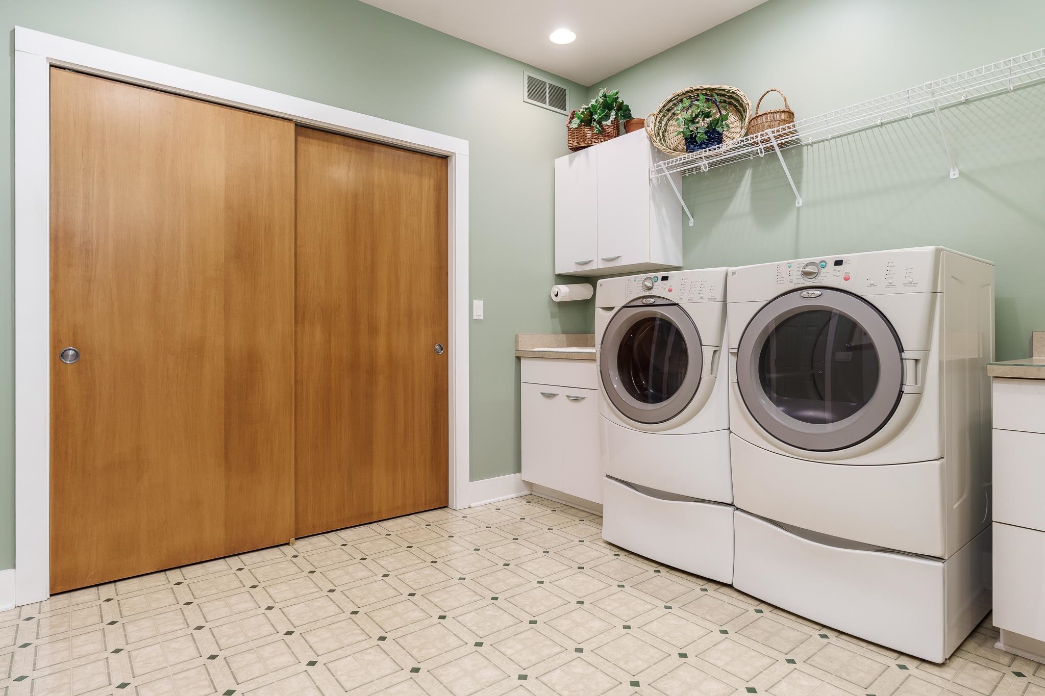 Rockford, Illinois 61108, United States, 3 Bedrooms Bedrooms, ,3 BathroomsBathrooms,Residential,Pending,208375