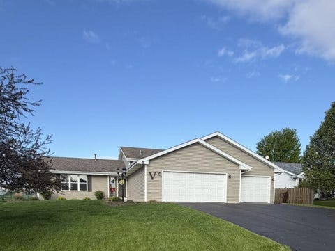 Homes For Sale - 532 Autumnwolf Drive<br/> DAVIS JUNCTION, IL 61020