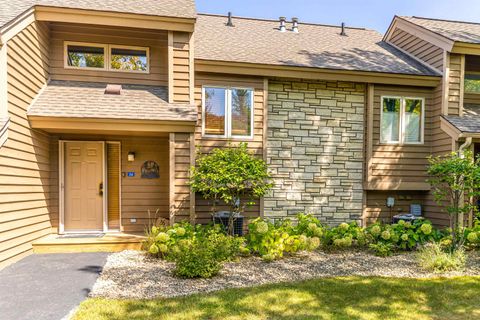 Townhouse For Sale - 26 Poplar Rdige Dr<br/> GALENA, IL 61036