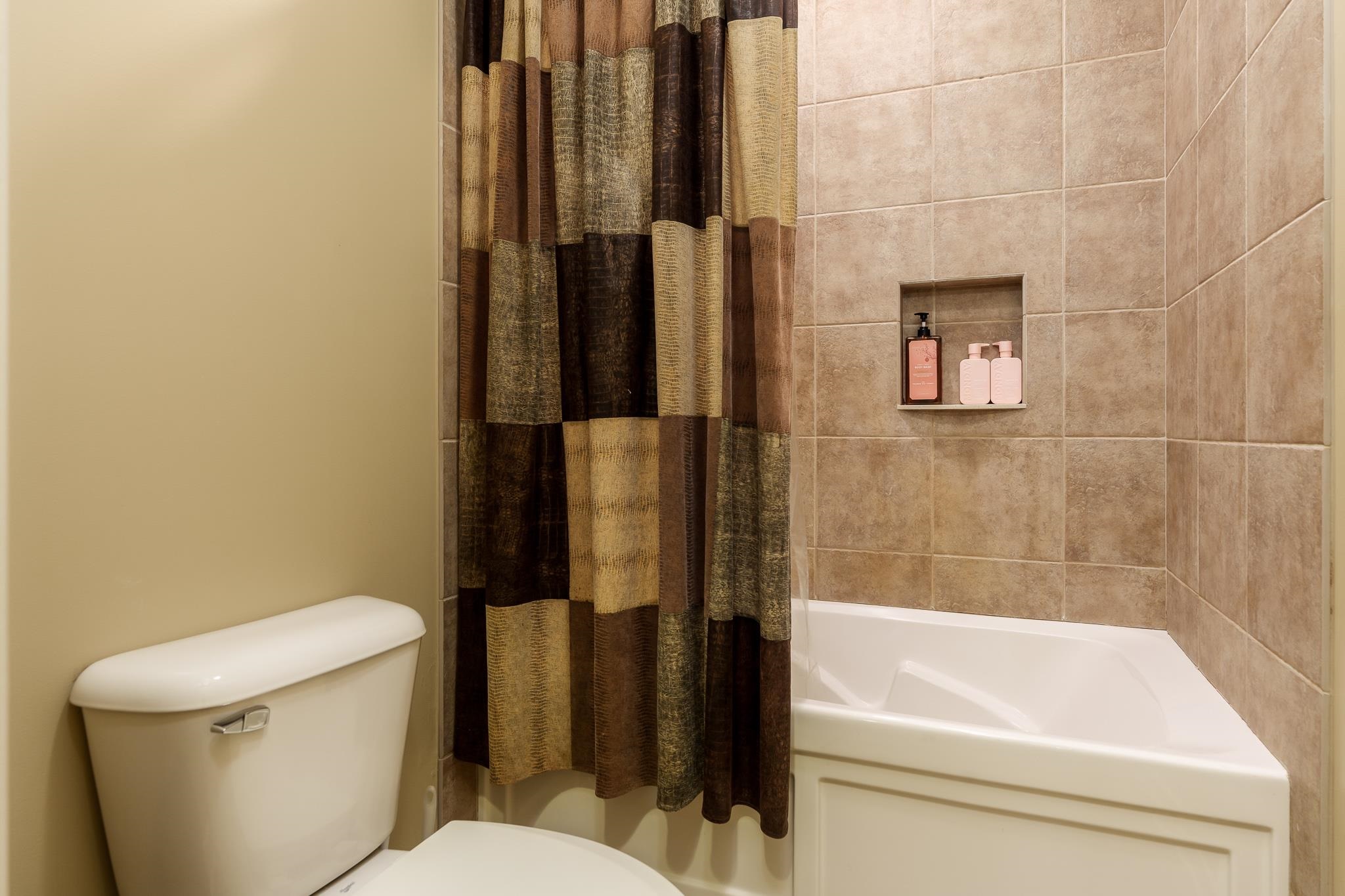 Rockford, Illinois 61114, United States, 5 Bedrooms Bedrooms, ,5 BathroomsBathrooms,Residential,Pending,58716