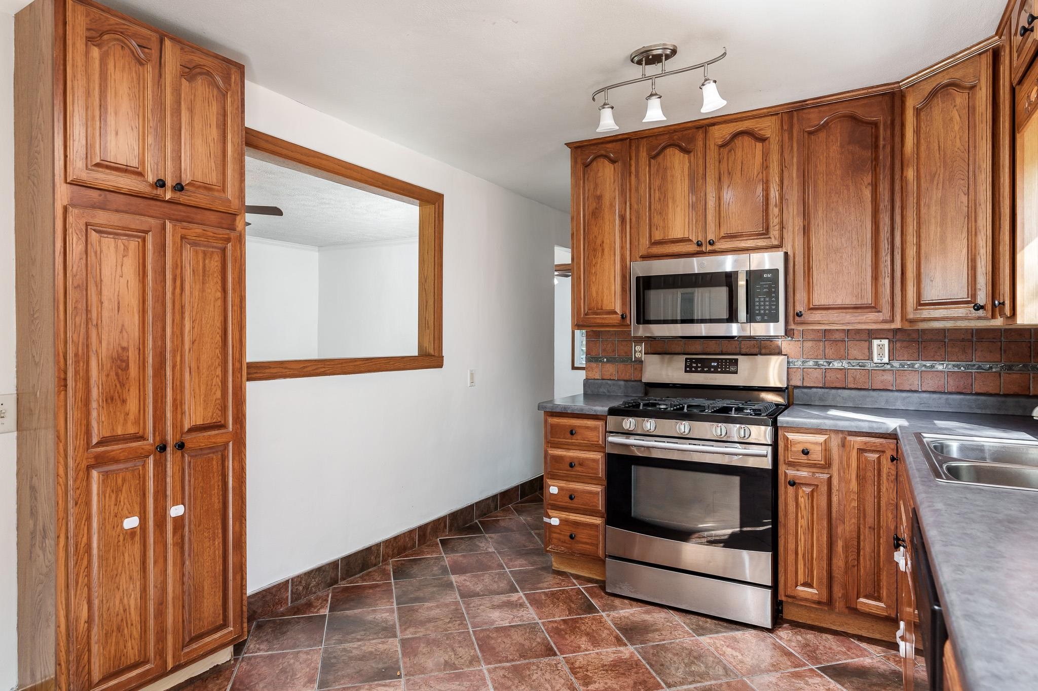 Loves Park, Illinois 61111, United States, 3 Bedrooms Bedrooms, ,2 BathroomsBathrooms,Residential,Pending,41358