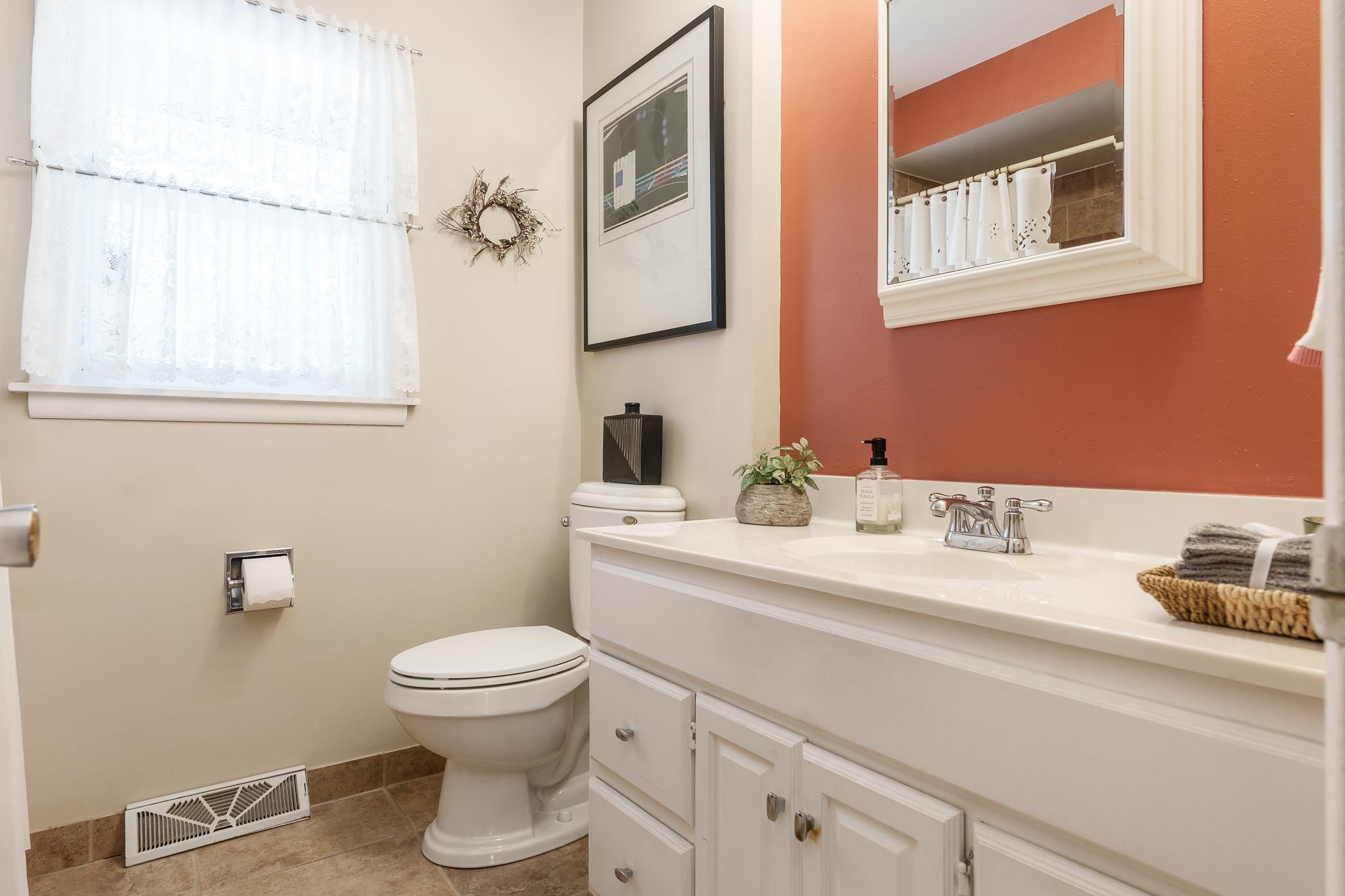 Rockford, Illinois 61108, United States, 2 Bedrooms Bedrooms, ,1 BathroomBathrooms,Residential,Pending,866