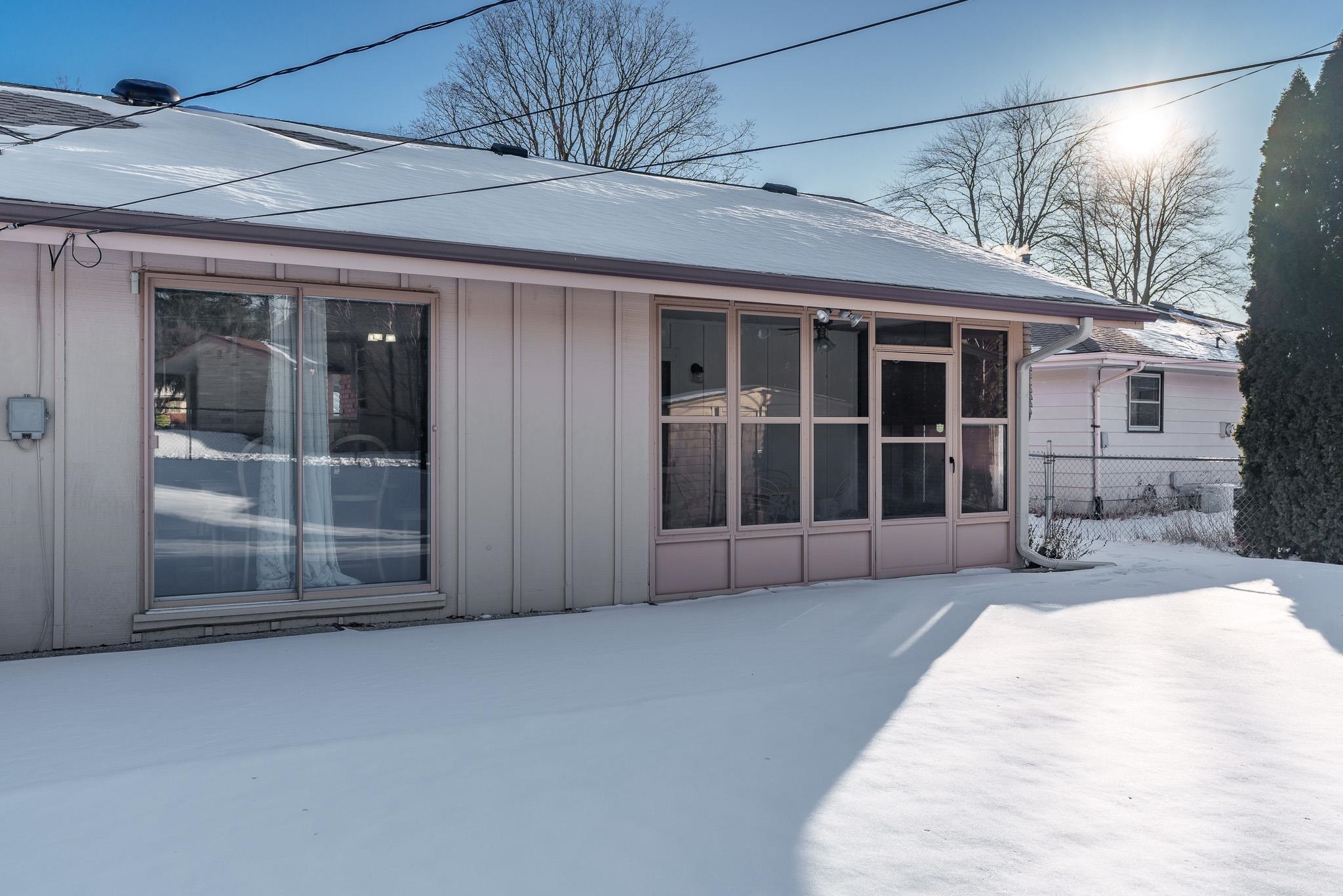 Rockford, Illinois 61108, United States, 2 Bedrooms Bedrooms, ,1 BathroomBathrooms,Residential,Pending,866