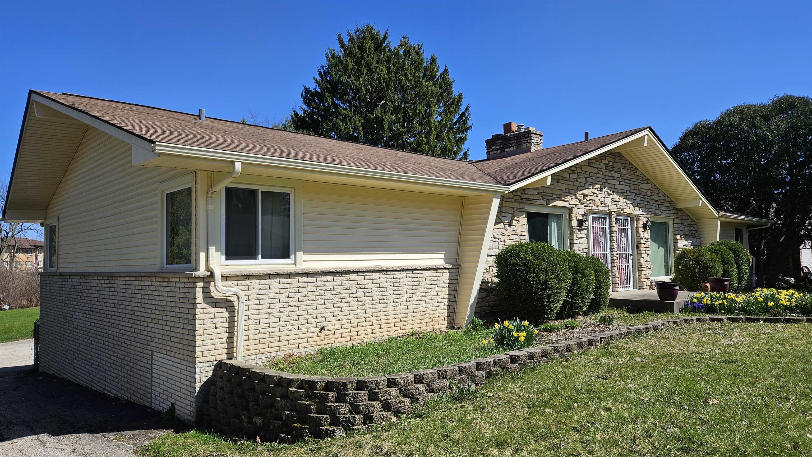 Rockford, Illinois 61107, United States, 4 Bedrooms Bedrooms, ,4 BathroomsBathrooms,Residential,Pending,60992