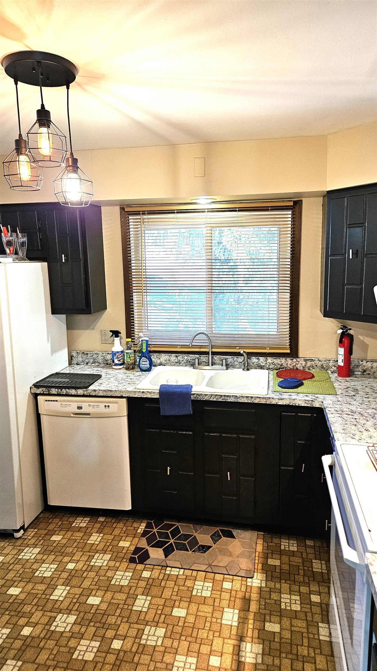 Rockford, Illinois 61107, United States, 4 Bedrooms Bedrooms, ,4 BathroomsBathrooms,Residential,Pending,60992