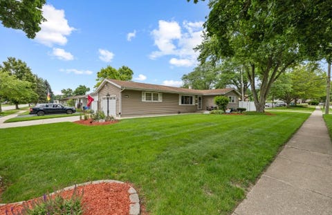 Homes For Sale - 701 Kane Street<br/> Kane County, SOUTH ELGIN, IL 60177