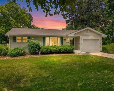 Homes For Sale - 1546 Meadowbrook Lane<br/> FREEPORT, IL 61032