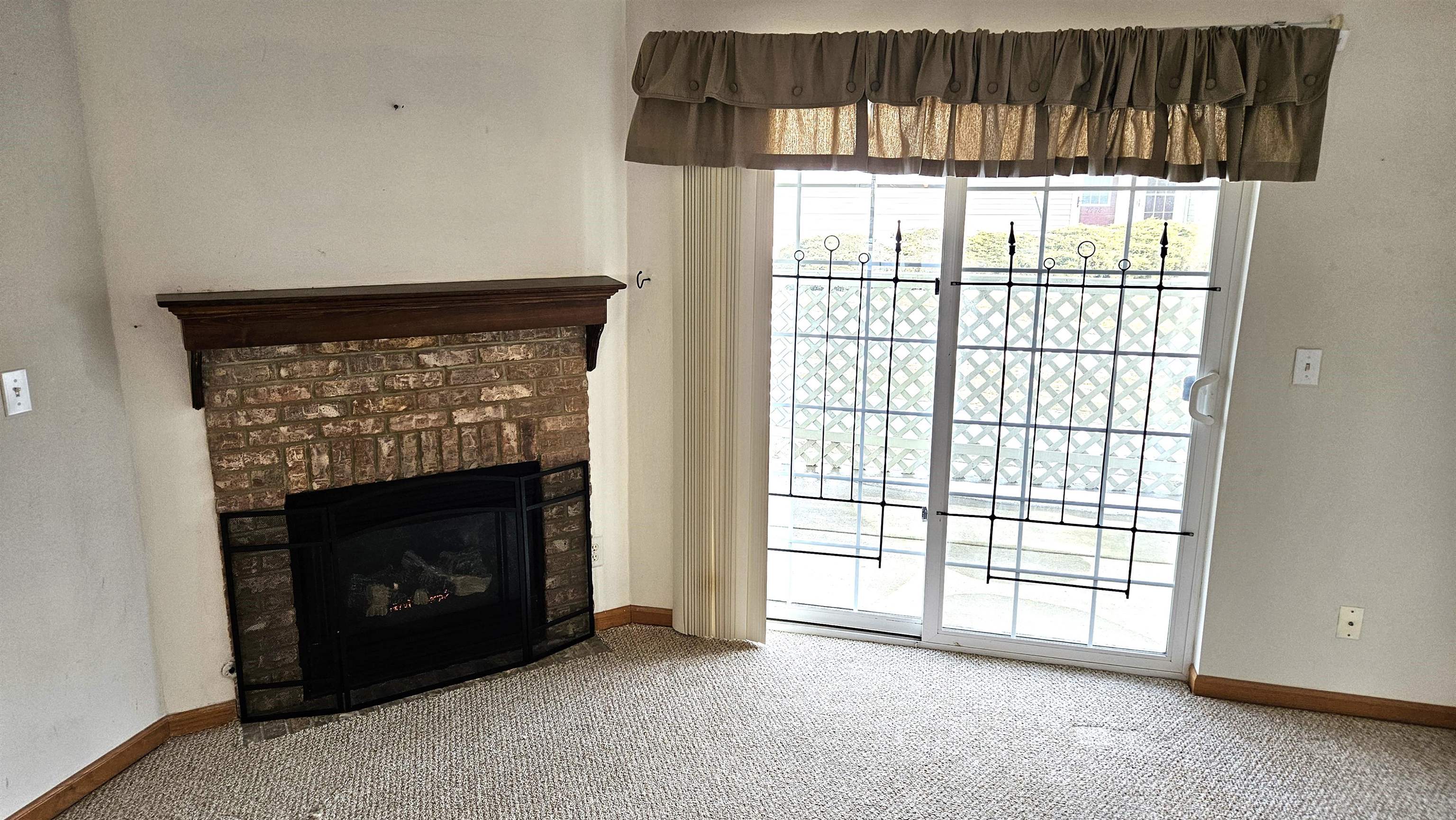 Rockford, Illinois 61107, United States, 2 Bedrooms Bedrooms, ,2 BathroomsBathrooms,Residential,Pending,76758