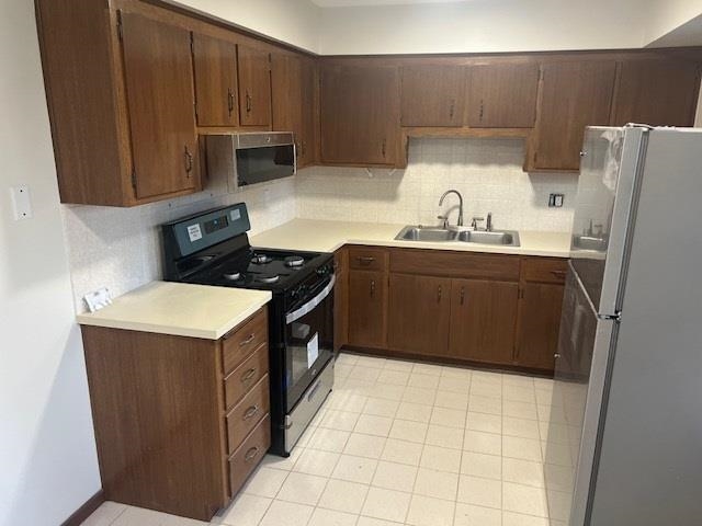 Rockford, Illinois 61109, United States, 6 Bedrooms Bedrooms, ,2 BathroomsBathrooms,Residential,Pending,41768