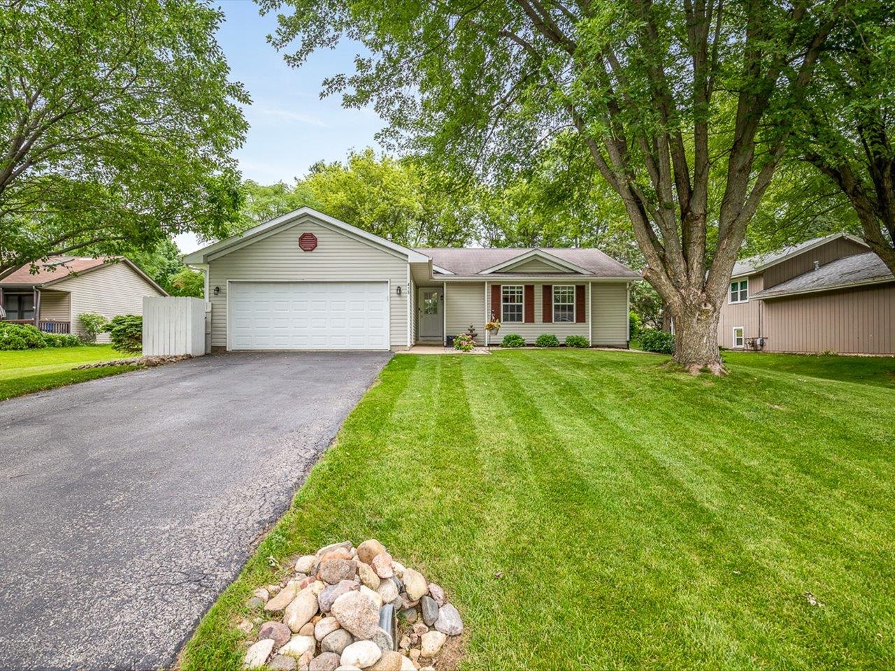 415 Staffordshire Drive - Photo 3
