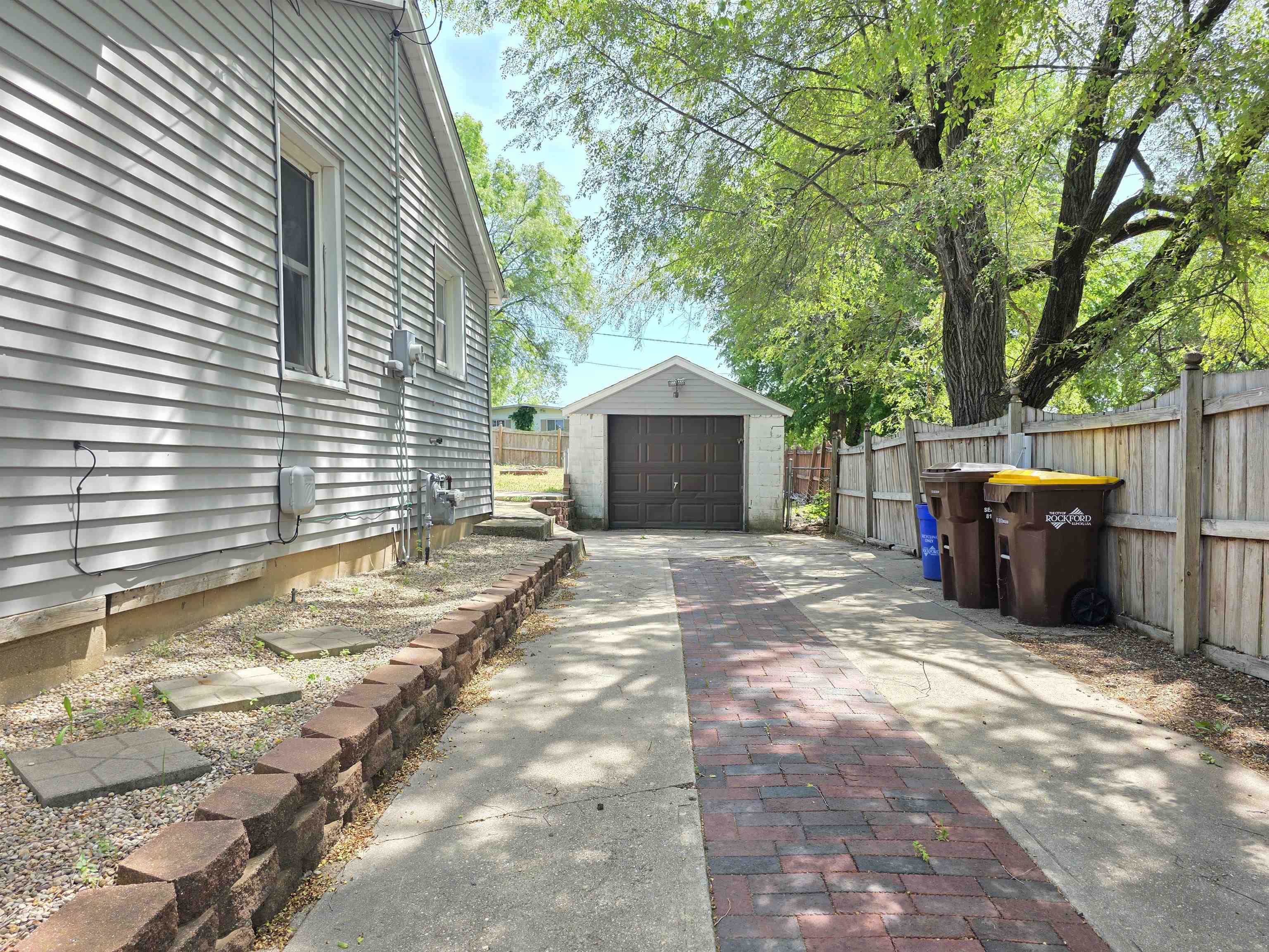 1701 Lyran Ave - Photo 4
