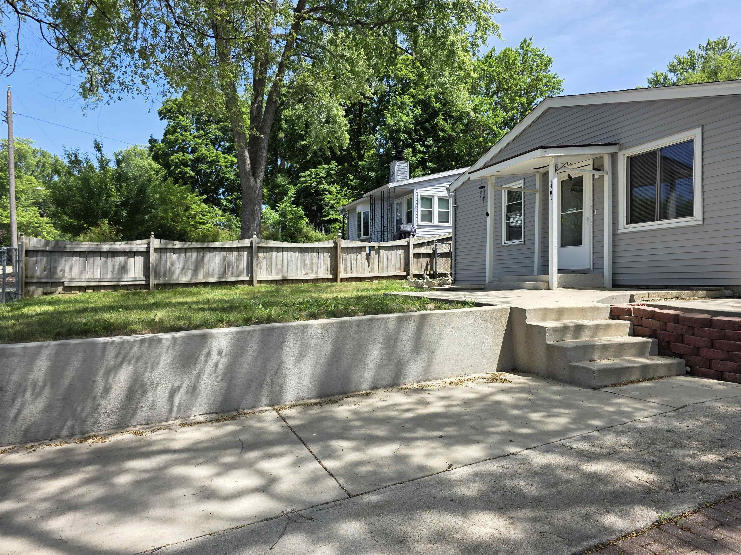 1701 Lyran Ave - Photo 3