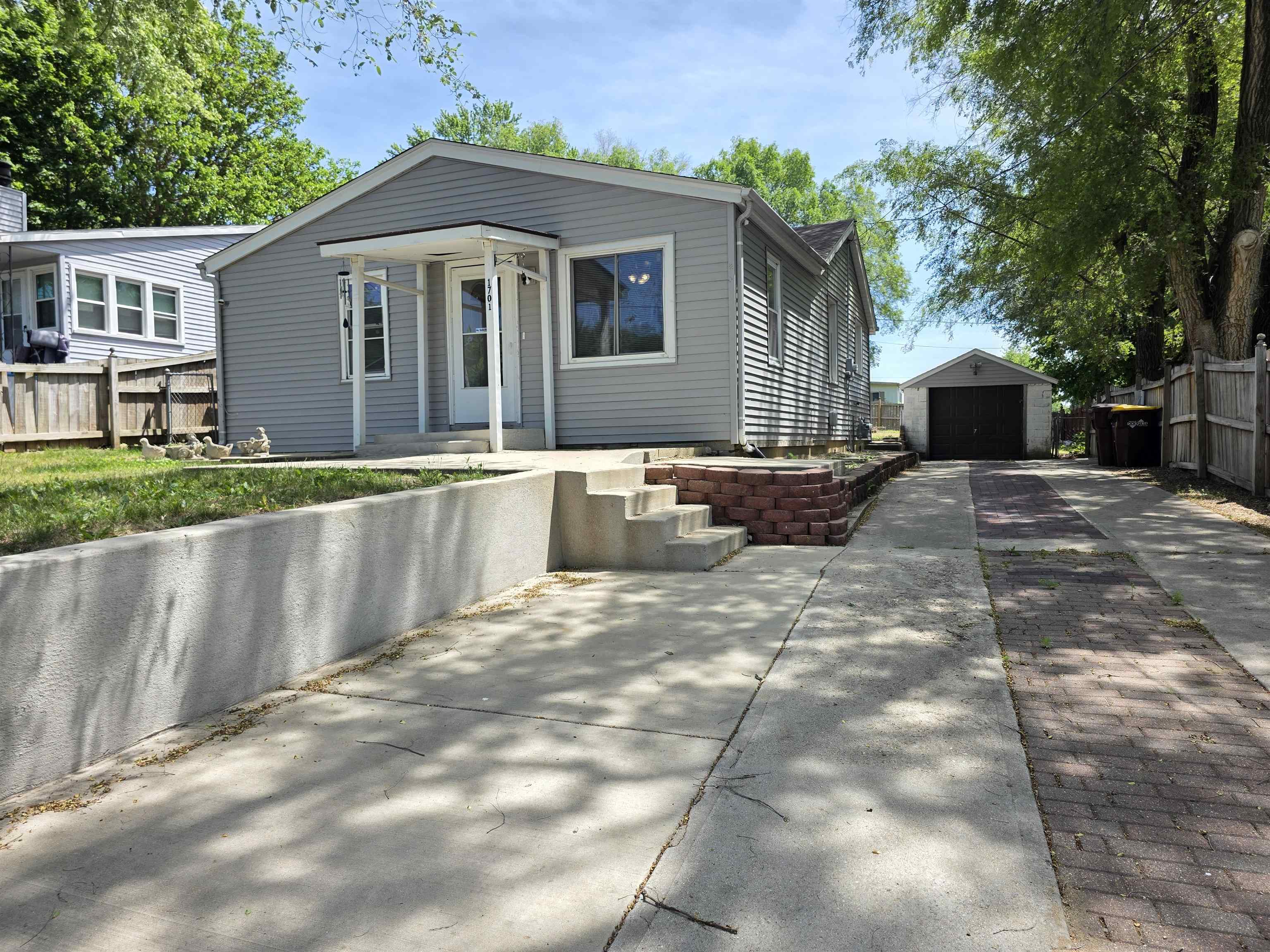 1701 Lyran Ave - Photo 2