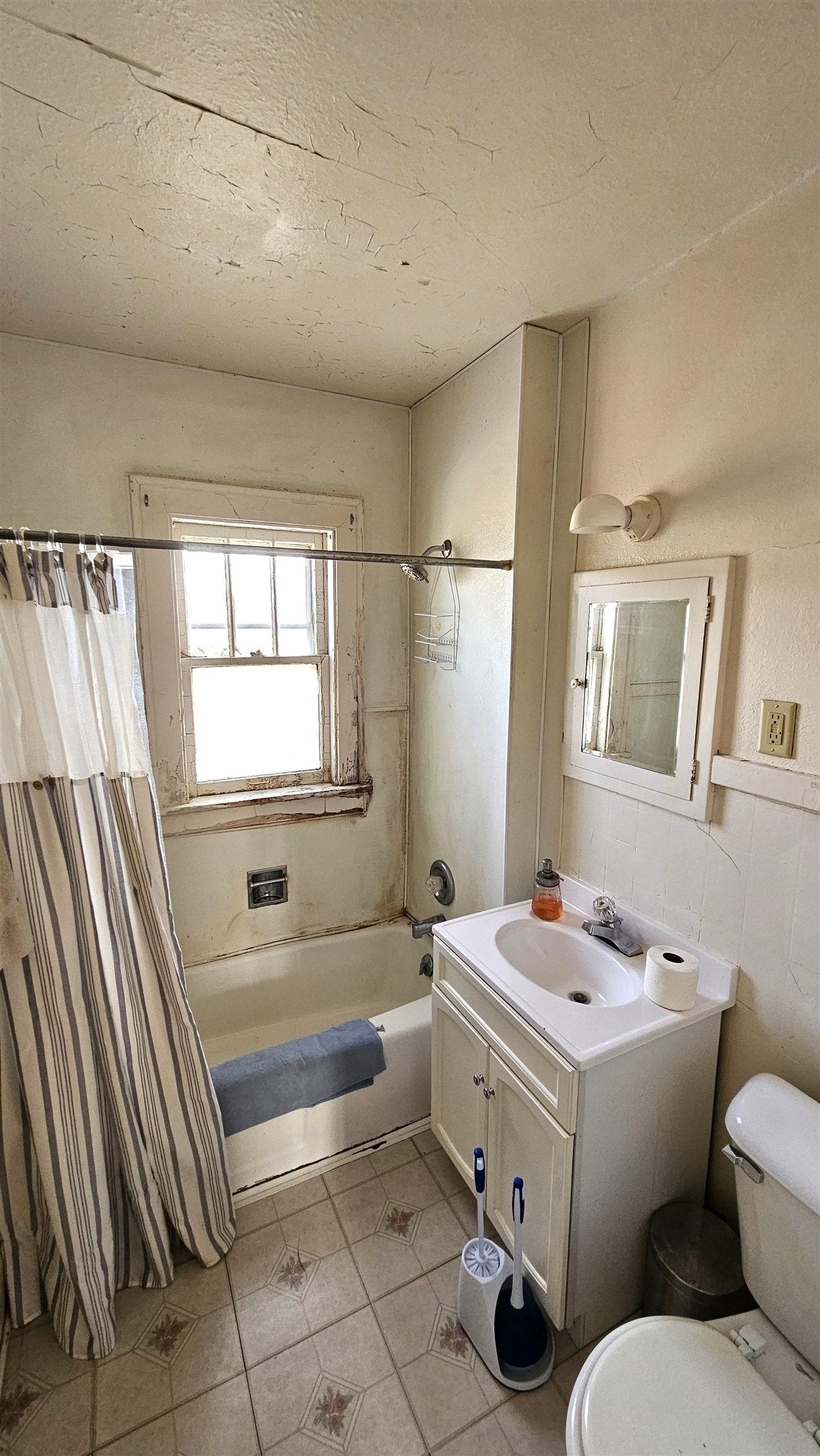 Rockford, Illinois 61104, United States, 4 Bedrooms Bedrooms, ,2 BathroomsBathrooms,Residential,Pending,27602