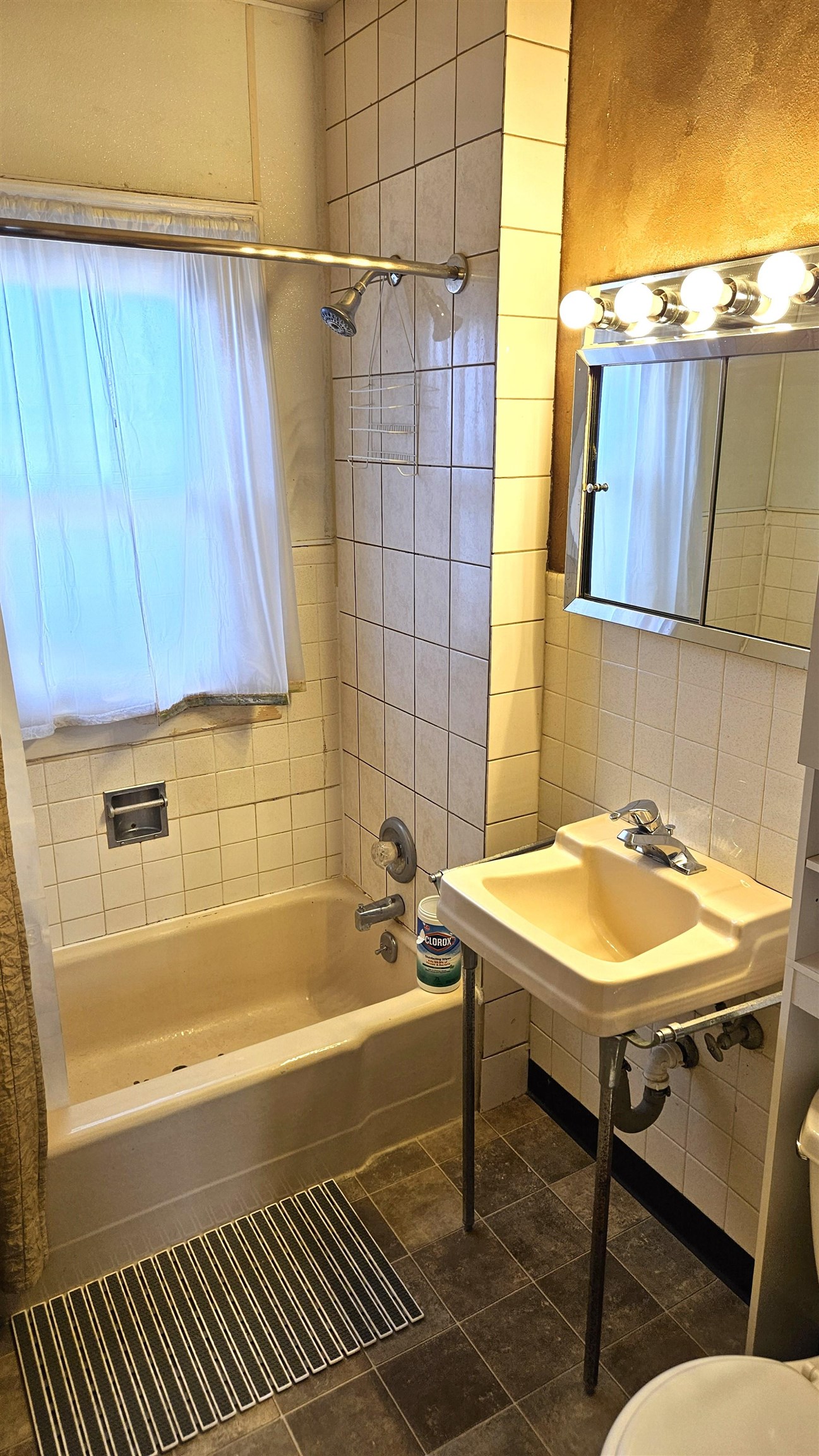 Rockford, Illinois 61104, United States, 4 Bedrooms Bedrooms, ,2 BathroomsBathrooms,Residential,Pending,27602