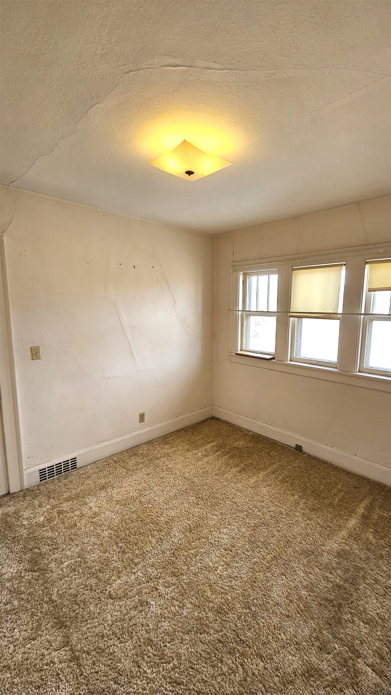 Rockford, Illinois 61104, United States, 4 Bedrooms Bedrooms, ,2 BathroomsBathrooms,Residential,Pending,27602