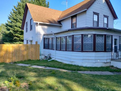 Homes For Sale - 615 Park Street<br/> Jo Daviess County, WARREN, IL 61087