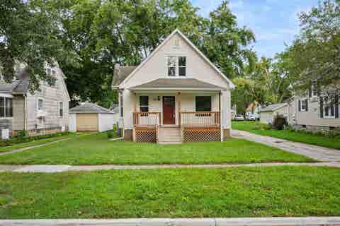 Homes For Sale - 725 11th Street<br/> DEKALB, IL 60115