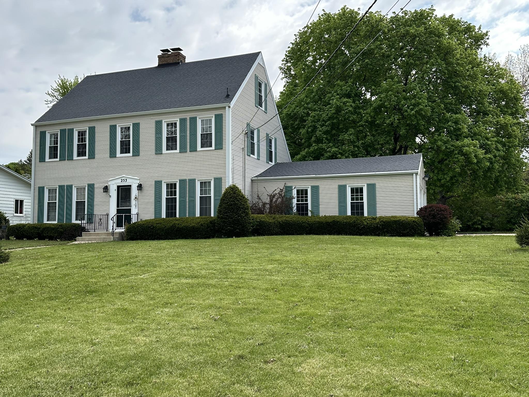 Photo 1 of 55 — 253 Park Crest Dr, FREEPORT, IL 61032