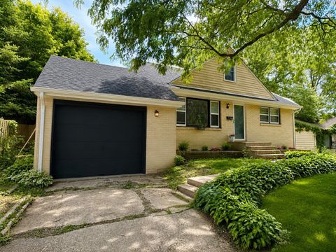 Homes For Sale - 2707 Hampden Ct Ct<br/> ROCKFORD, IL 61107