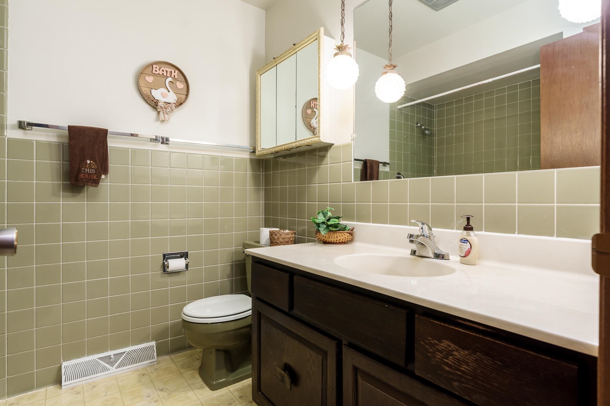 Rockford, Illinois 61107, United States, 3 Bedrooms Bedrooms, ,2 BathroomsBathrooms,Residential,Pending,32547