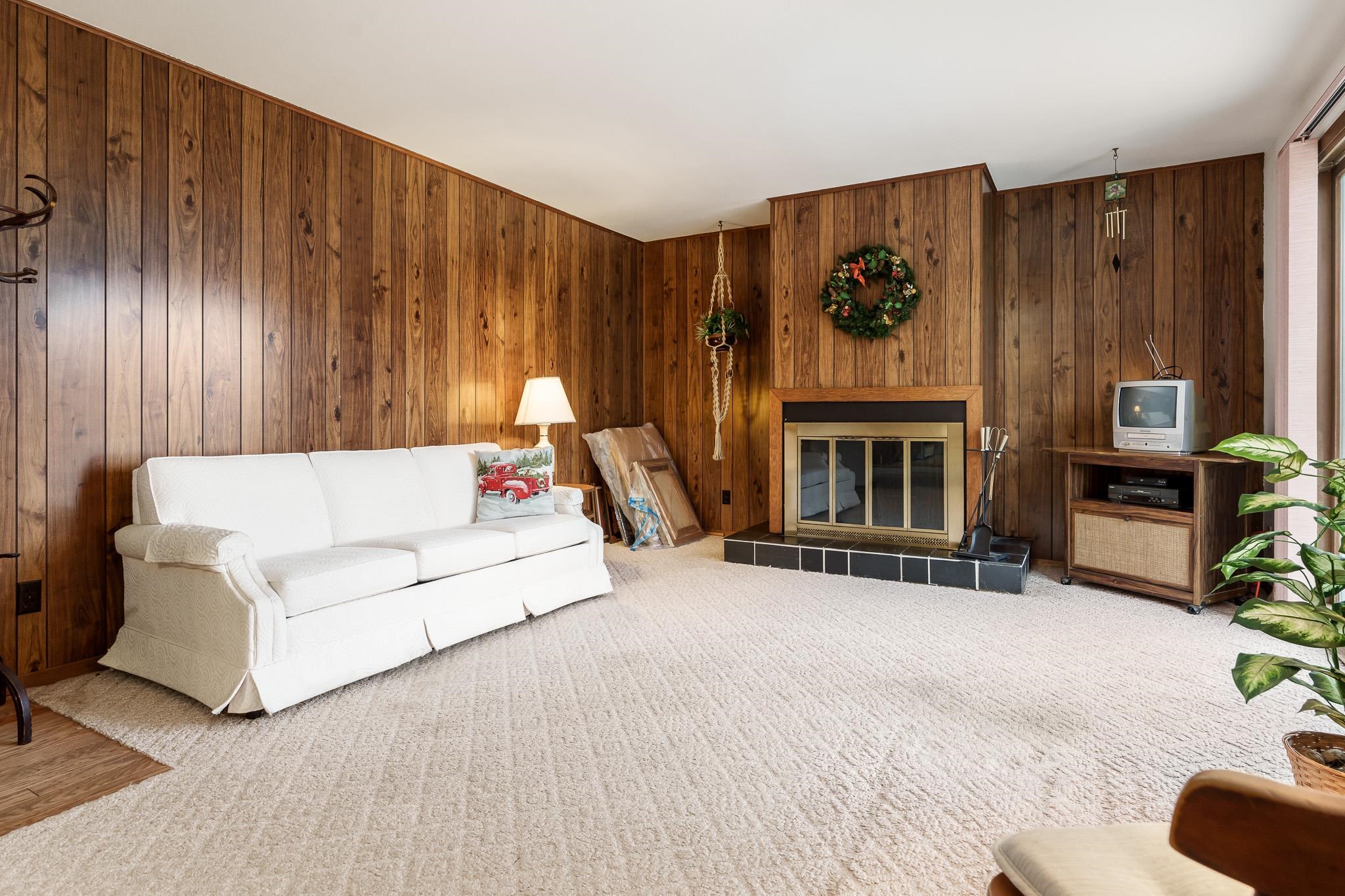 Rockford, Illinois 61107, United States, 3 Bedrooms Bedrooms, ,2 BathroomsBathrooms,Residential,Pending,32547