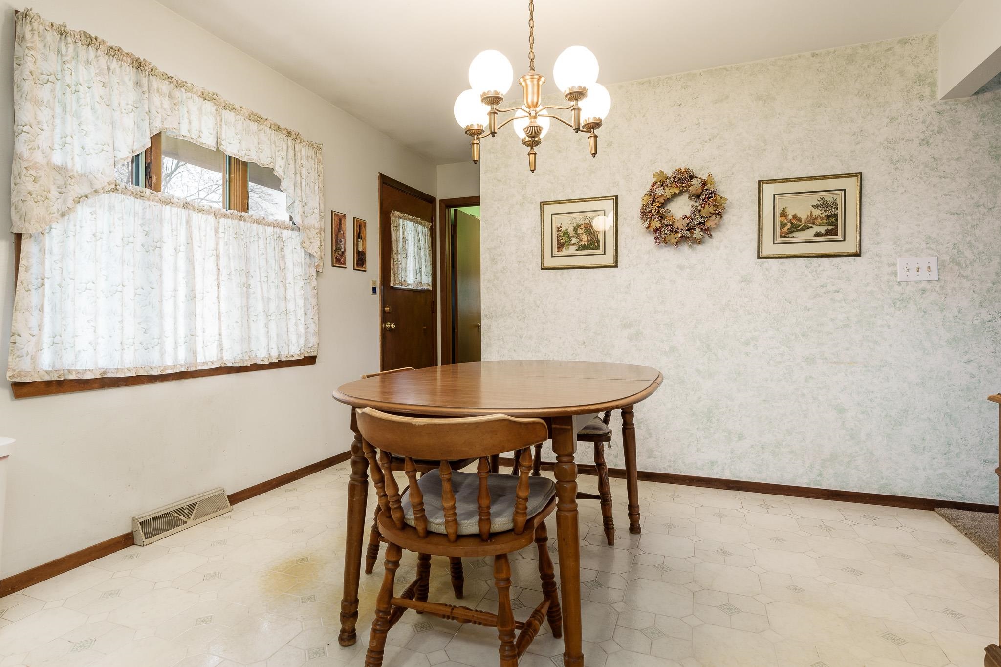 Rockford, Illinois 61107, United States, 3 Bedrooms Bedrooms, ,2 BathroomsBathrooms,Residential,Pending,32547