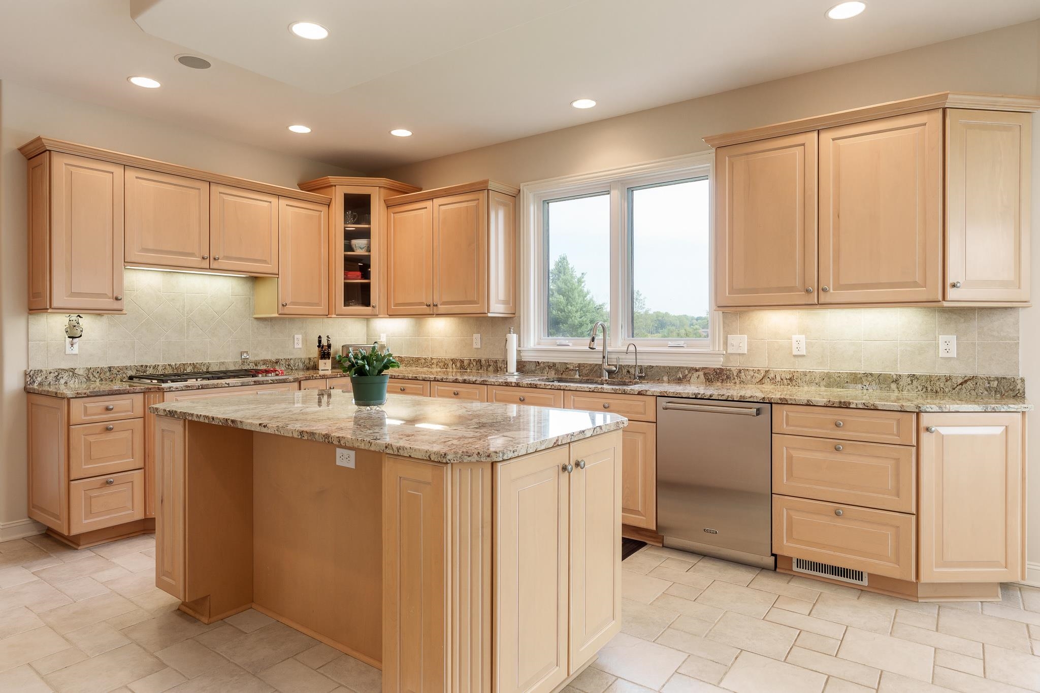 Rockford, Illinois 61114, United States, 4 Bedrooms Bedrooms, ,4 BathroomsBathrooms,Residential,Pending,210286