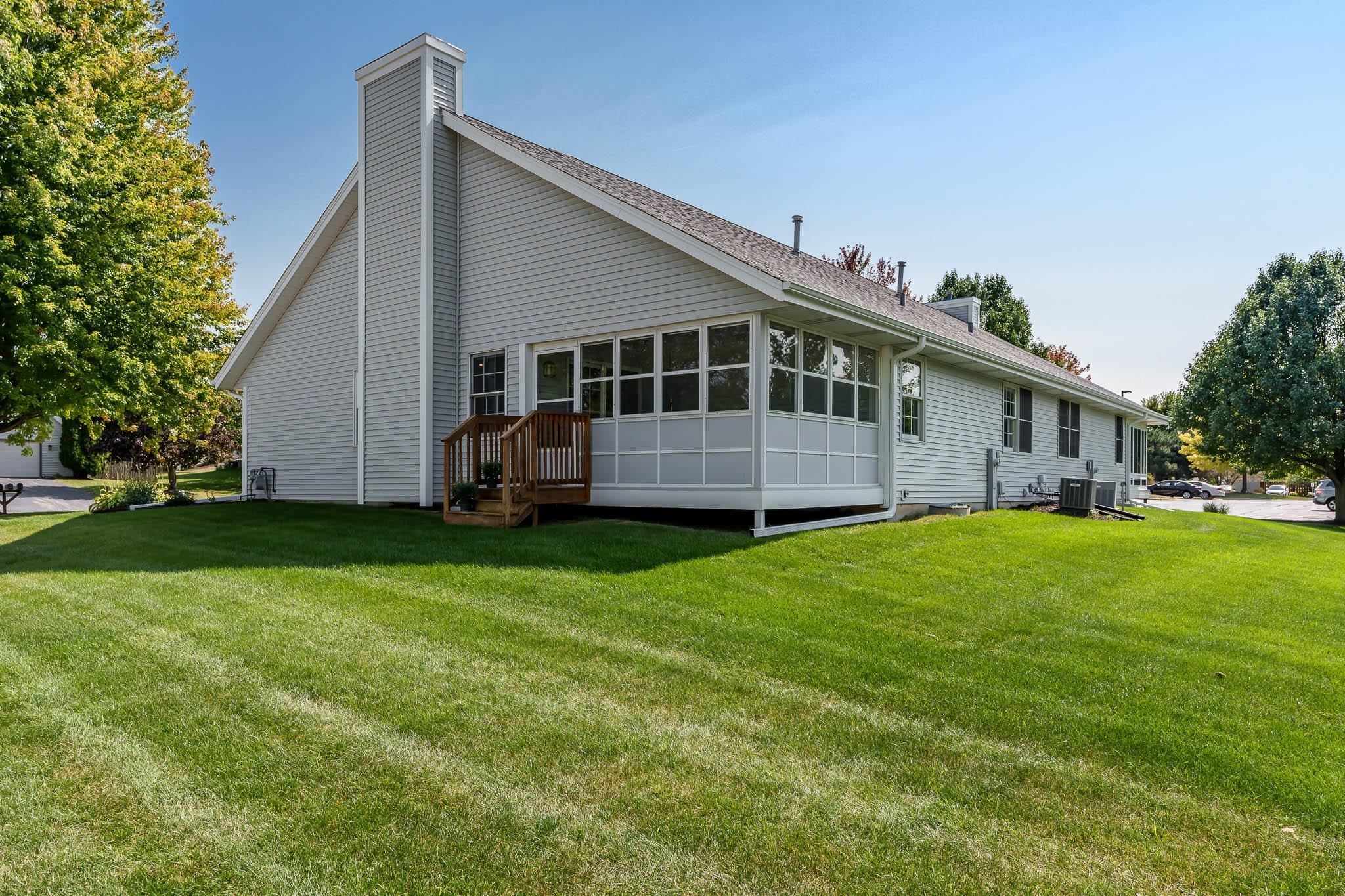 Loves Park, Illinois 61111, United States, 2 Bedrooms Bedrooms, ,3 BathroomsBathrooms,Residential,Pending,44449