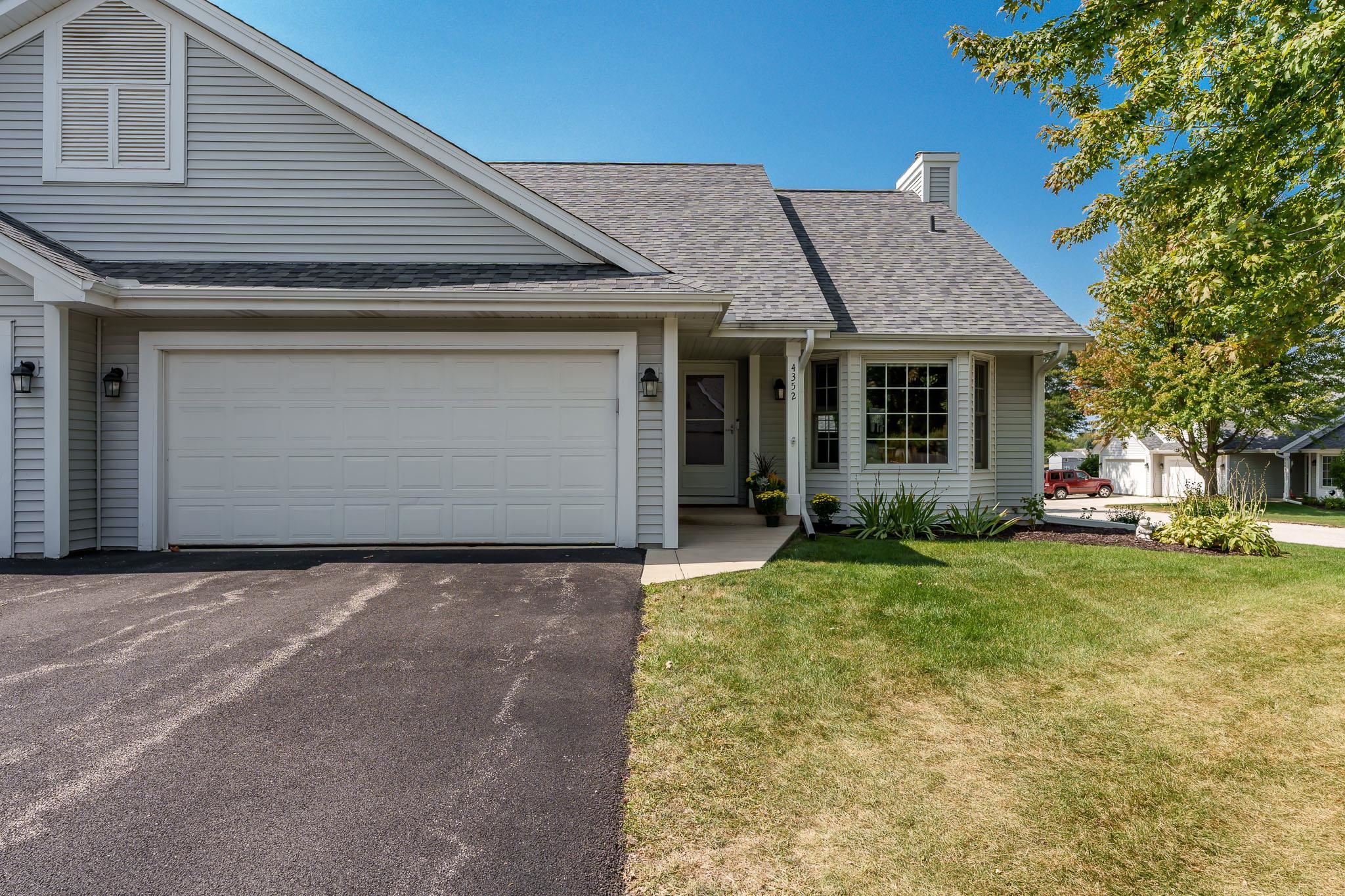 Loves Park, Illinois 61111, United States, 2 Bedrooms Bedrooms, ,3 BathroomsBathrooms,Residential,Pending,44449