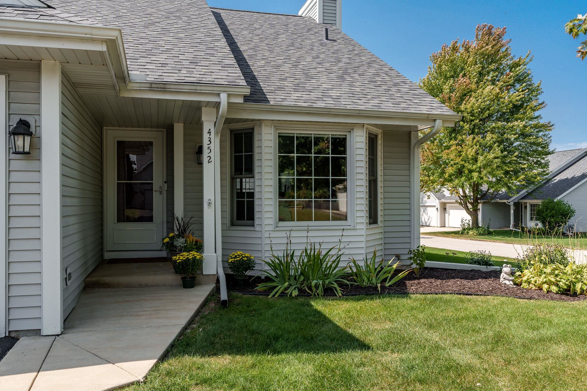 Loves Park, Illinois 61111, United States, 2 Bedrooms Bedrooms, ,3 BathroomsBathrooms,Residential,Pending,44449