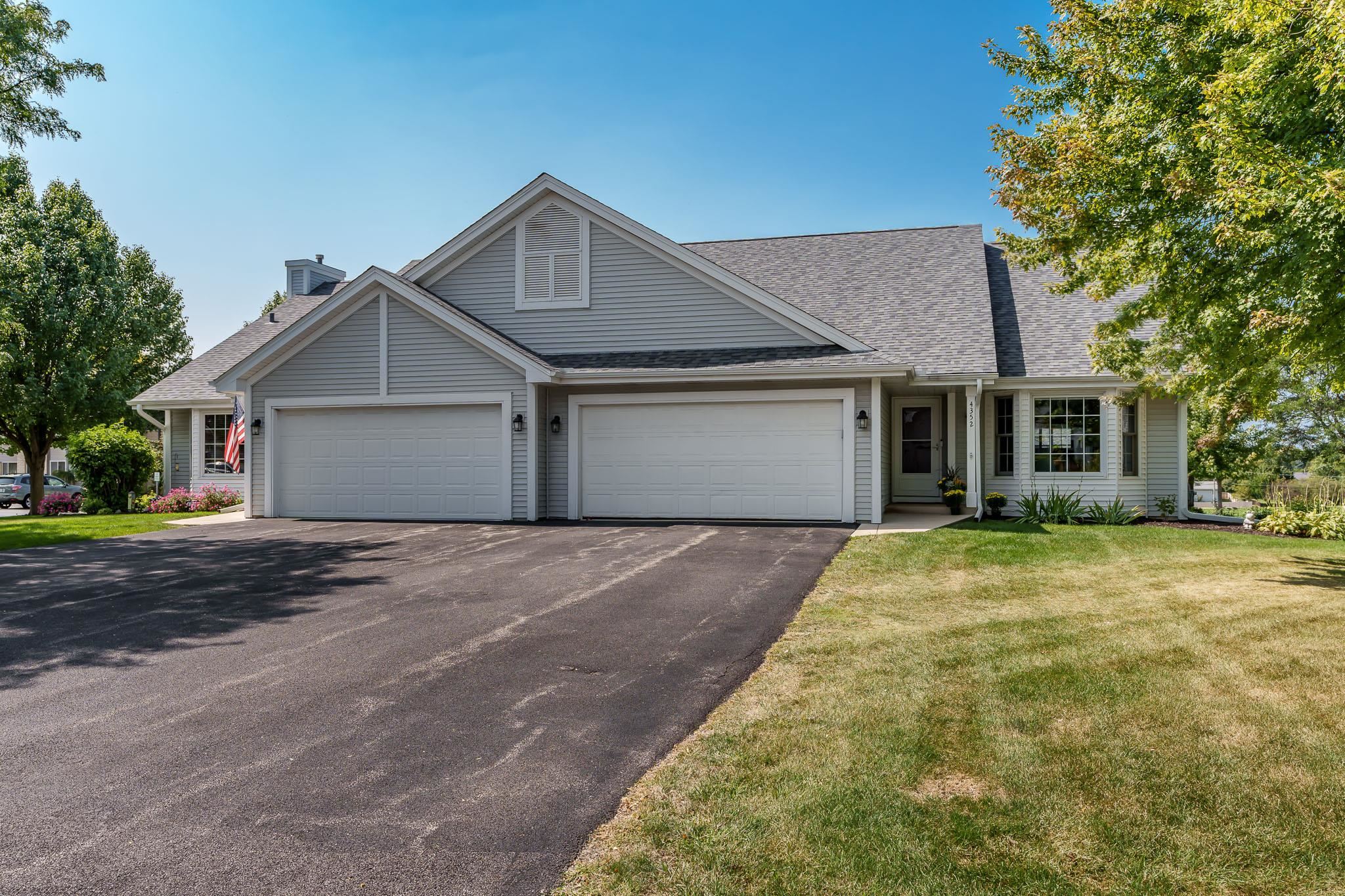 Loves Park, Illinois 61111, United States, 2 Bedrooms Bedrooms, ,3 BathroomsBathrooms,Residential,Pending,44449