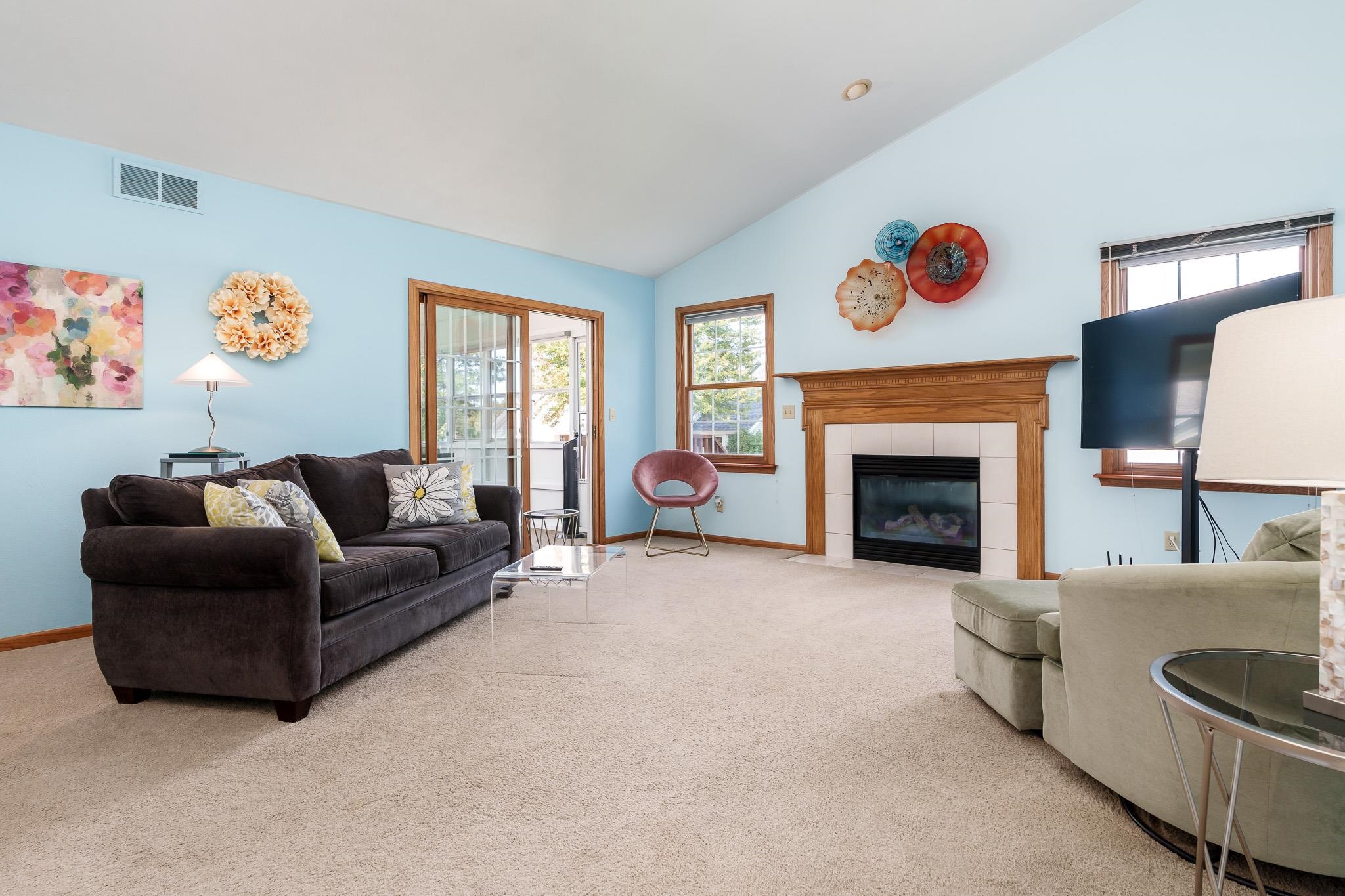 Loves Park, Illinois 61111, United States, 2 Bedrooms Bedrooms, ,3 BathroomsBathrooms,Residential,Pending,44449