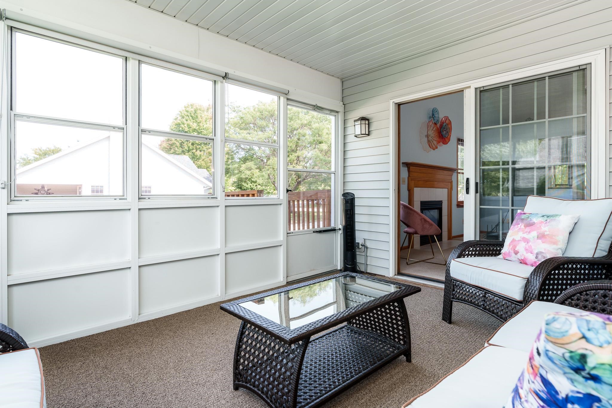 Loves Park, Illinois 61111, United States, 2 Bedrooms Bedrooms, ,3 BathroomsBathrooms,Residential,Pending,44449