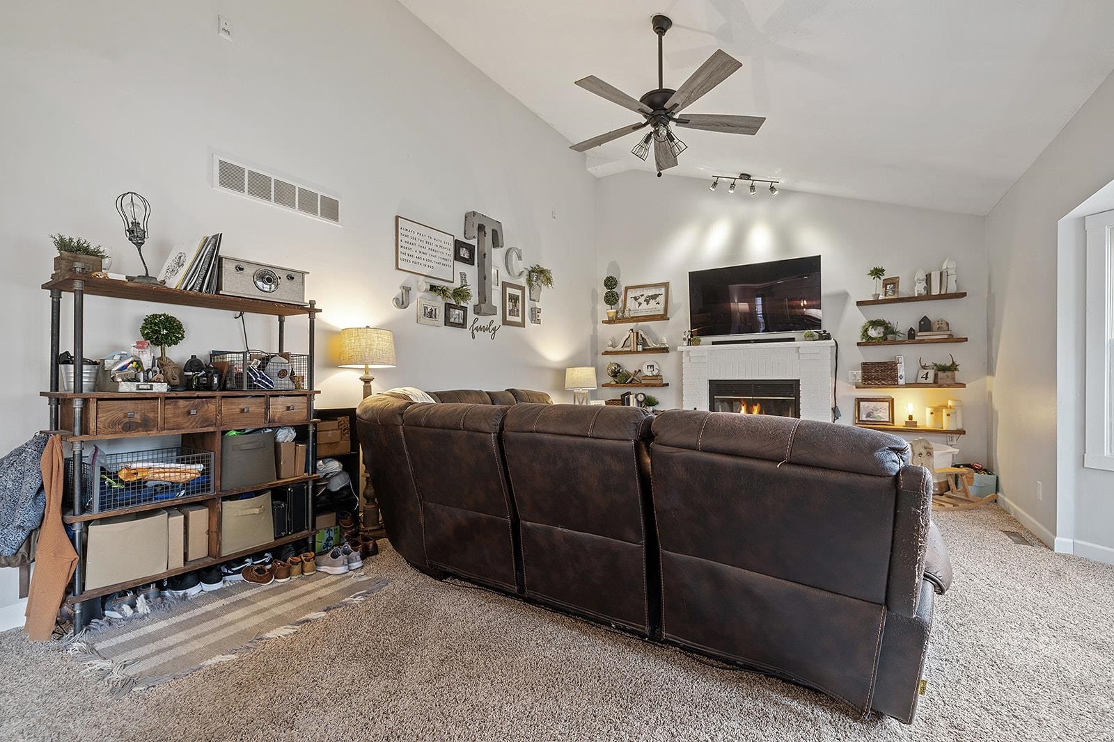 Belvidere, Illinois 61008, United States, 3 Bedrooms Bedrooms, ,3 BathroomsBathrooms,Residential,Pending,64279